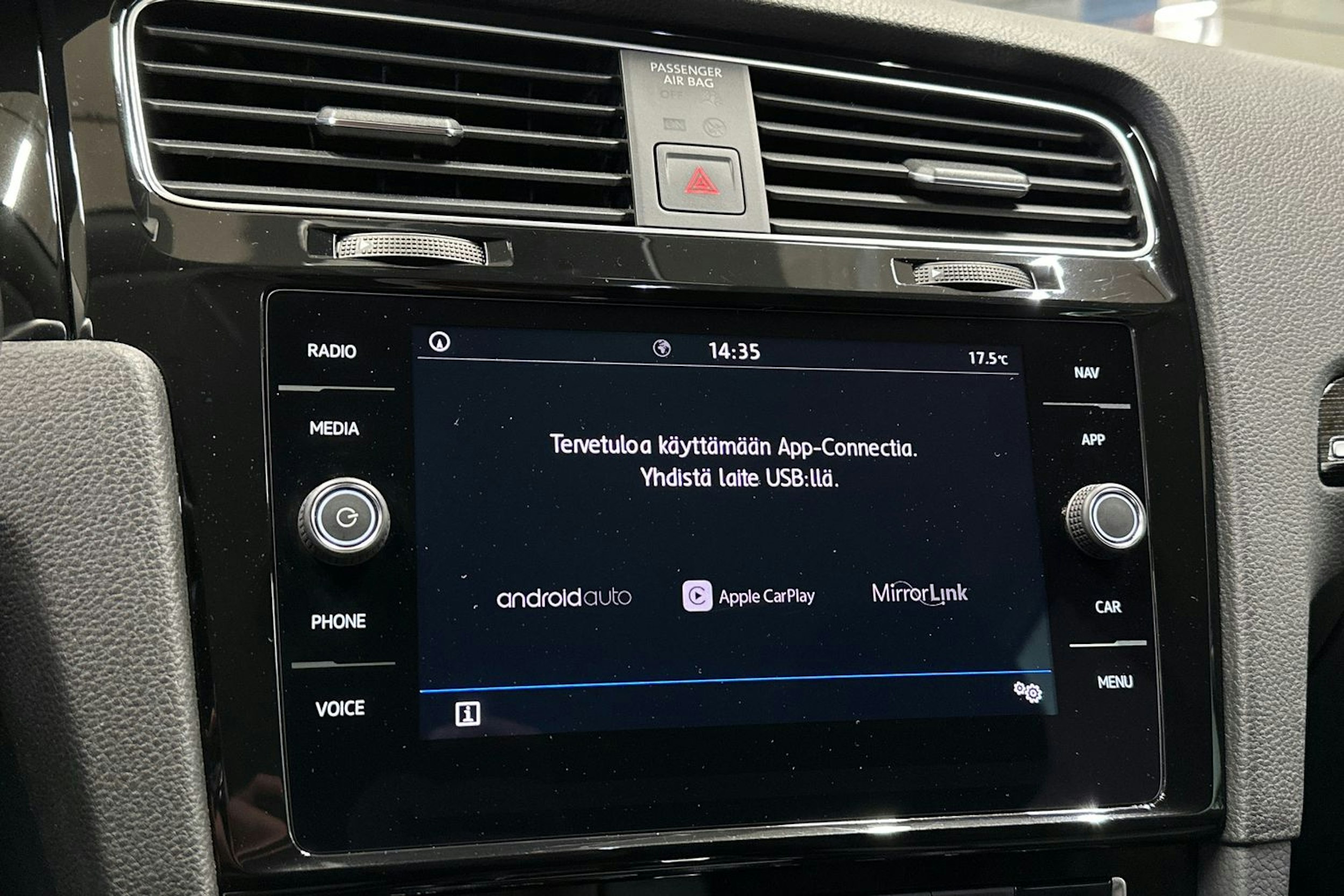 valkoinen Volkswagen Golf 2019 kuva 22.