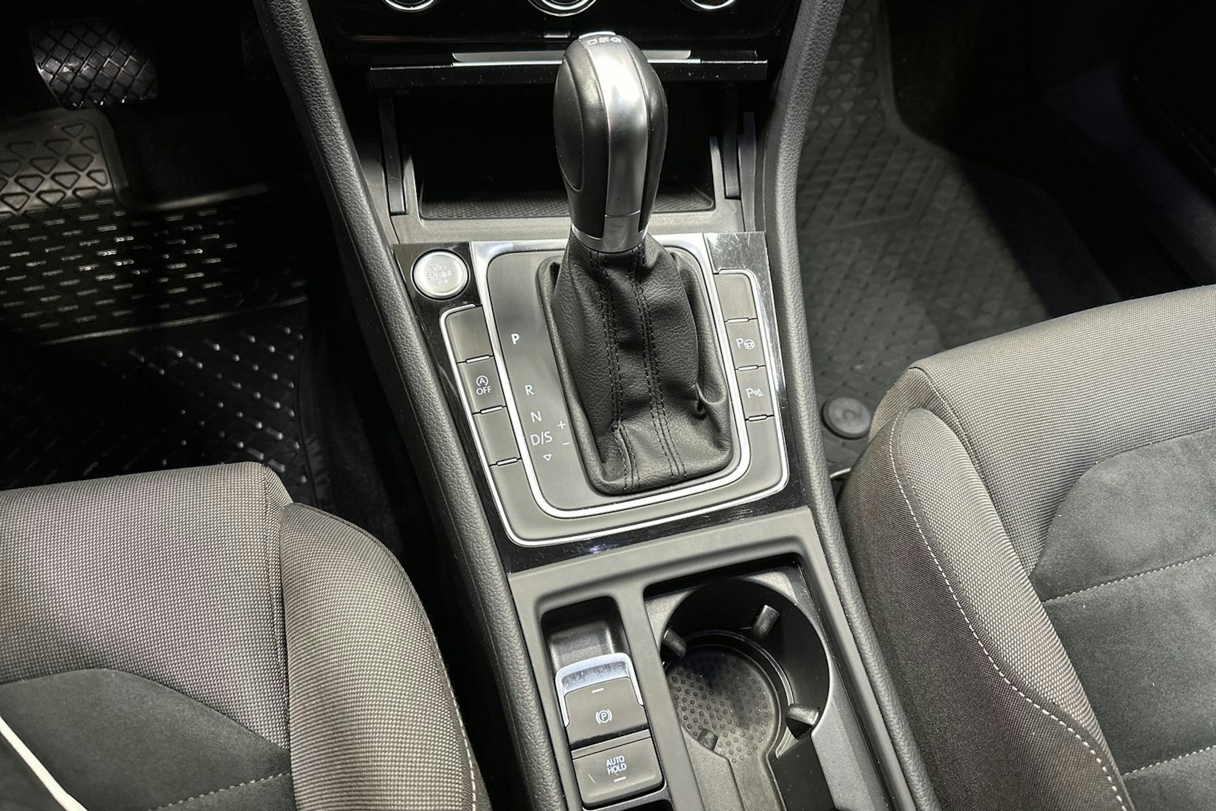 valkoinen Volkswagen Golf 2019 kuva 24.