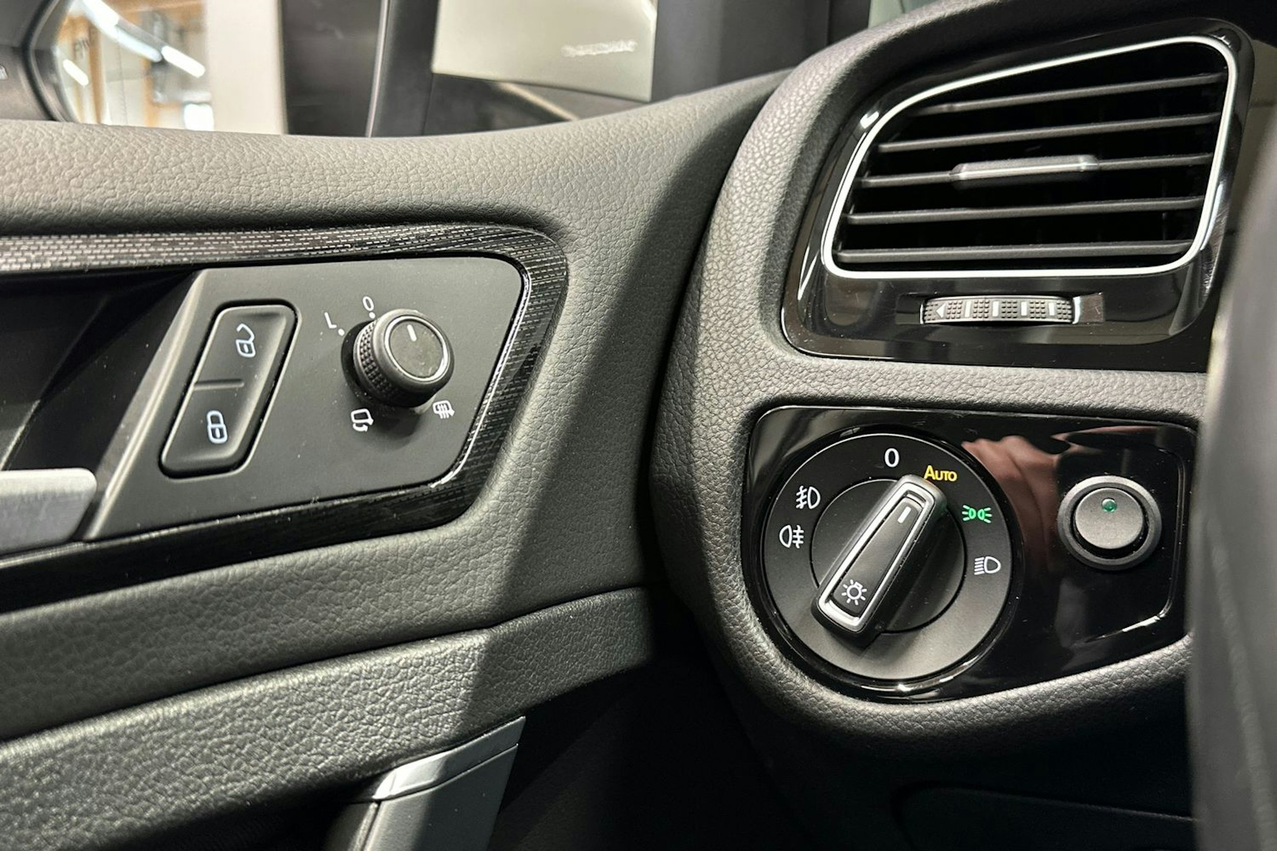 valkoinen Volkswagen Golf 2019 kuva 30.