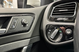 valkoinen Volkswagen Golf 2019 kuva 30.
