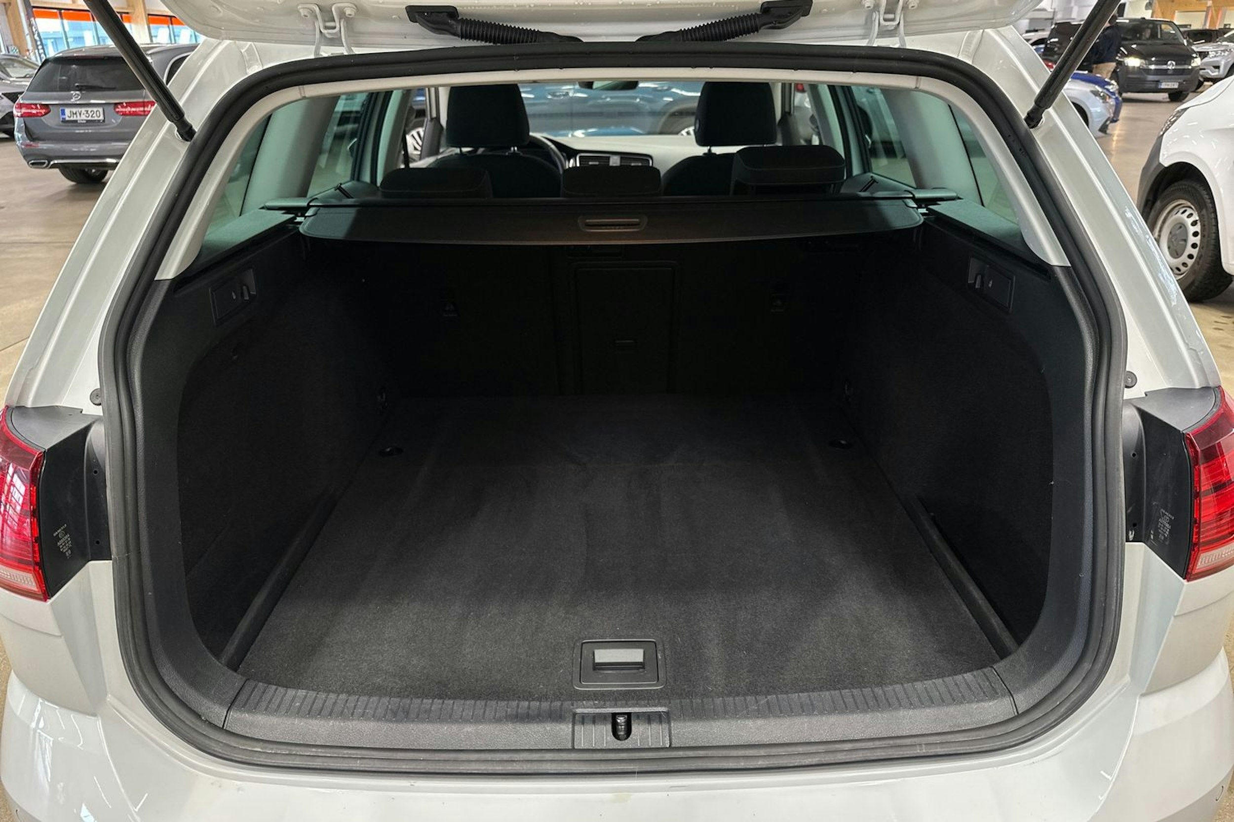 valkoinen Volkswagen Golf 2019 kuva 31.