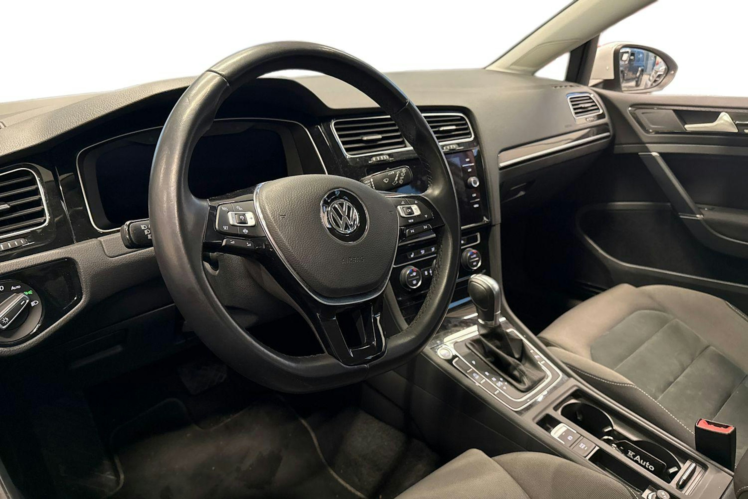 valkoinen Volkswagen Golf 2019 kuva 3.