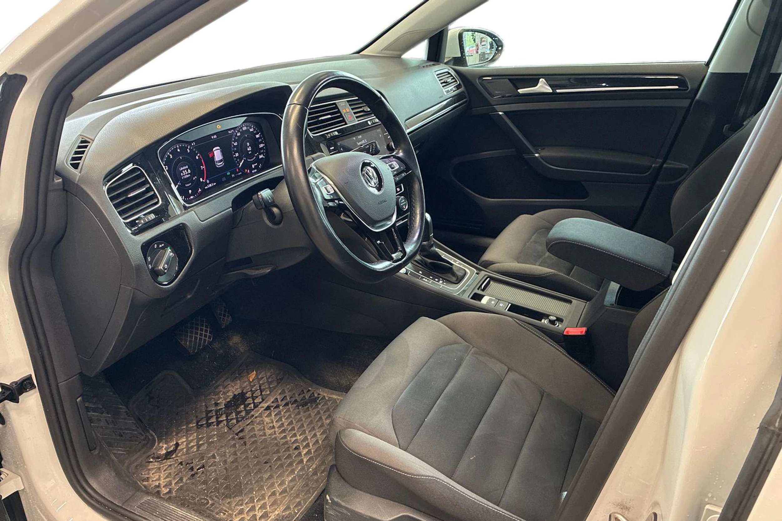Valkoinen Volkswagen GOLF 2019 kuva 3.