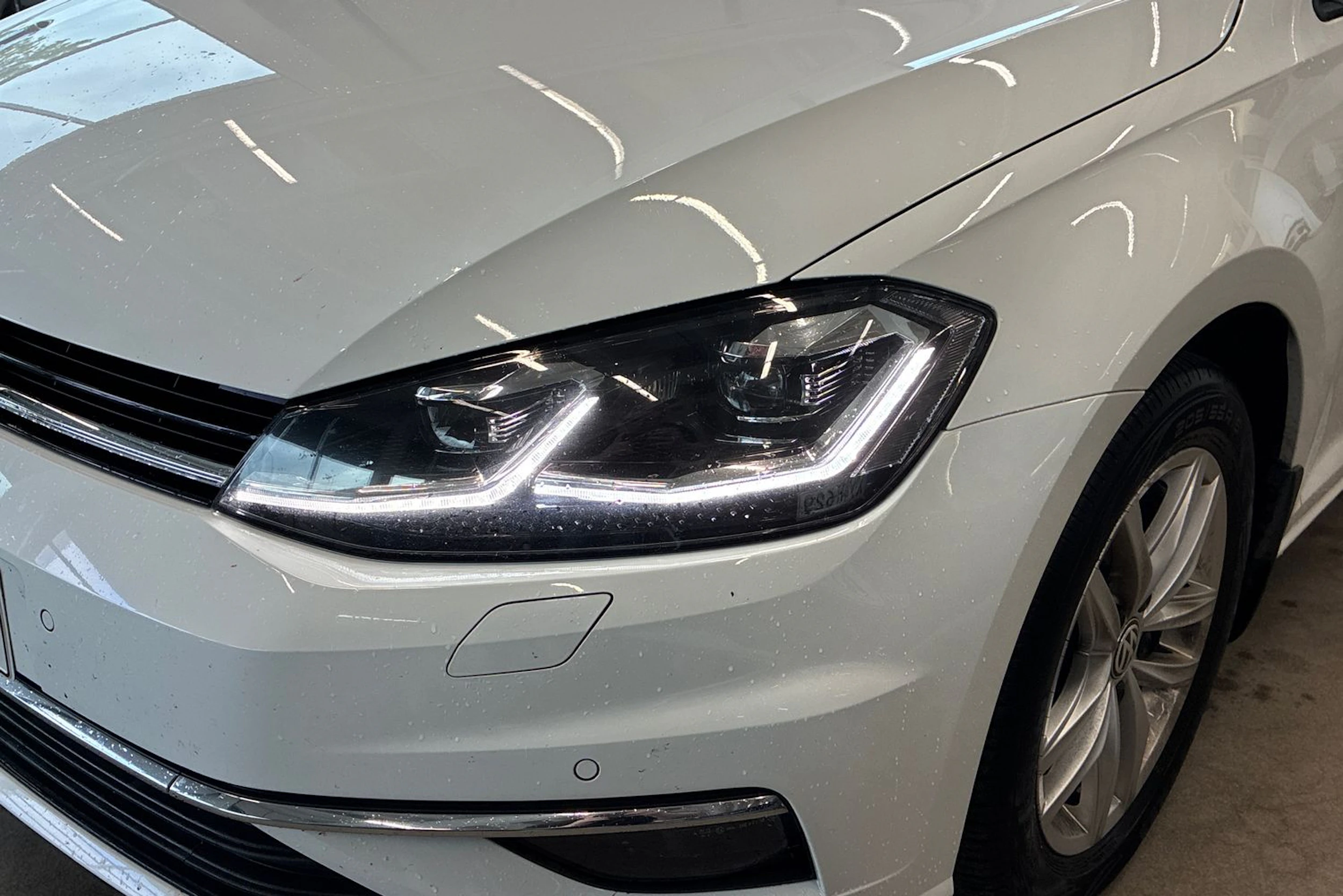 Valkoinen Volkswagen GOLF 2019 kuva 4.