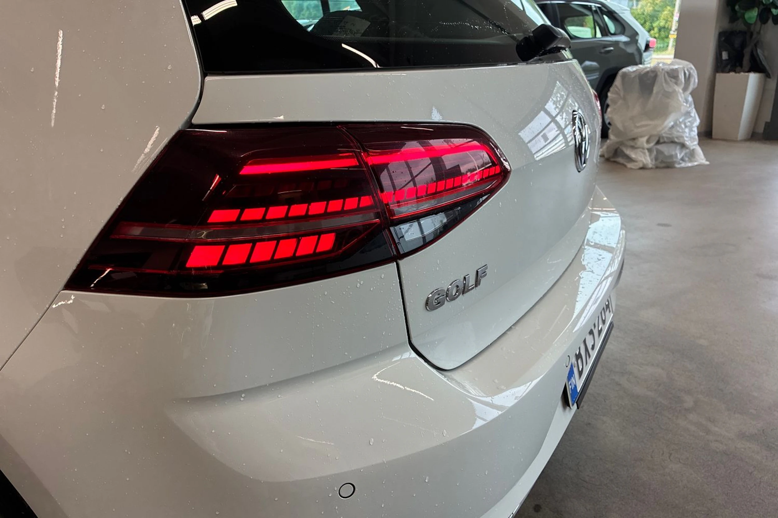 Valkoinen Volkswagen GOLF 2019 kuva 6.