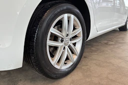 Valkoinen Volkswagen GOLF 2019 kuva 7.