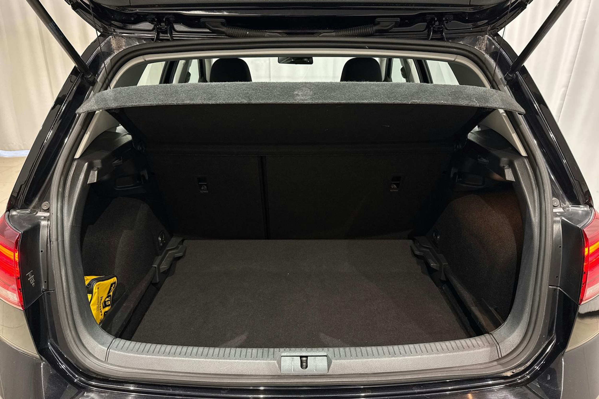 musta Volkswagen Golf 2019 kuva 15.