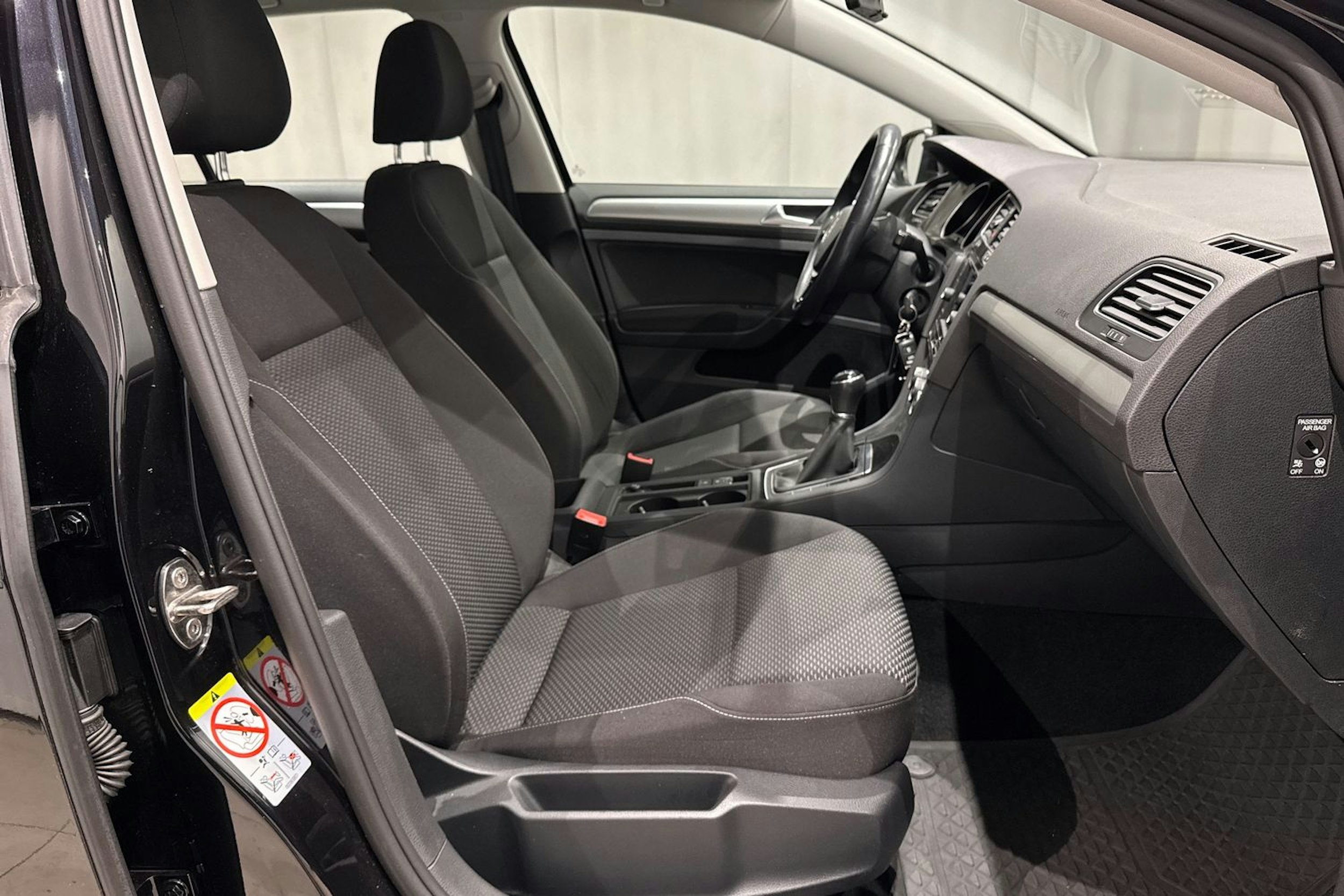 musta Volkswagen Golf 2019 kuva 16.