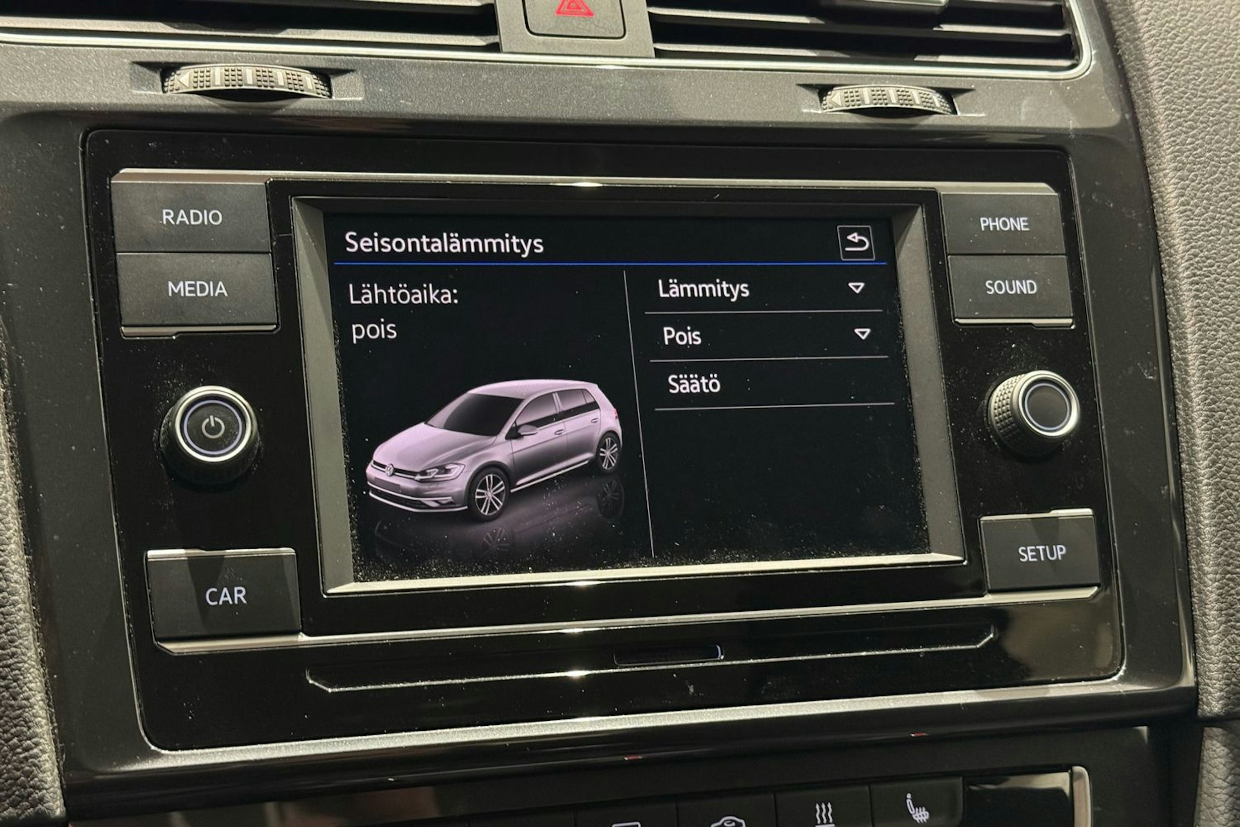 musta Volkswagen Golf 2019 kuva 22.