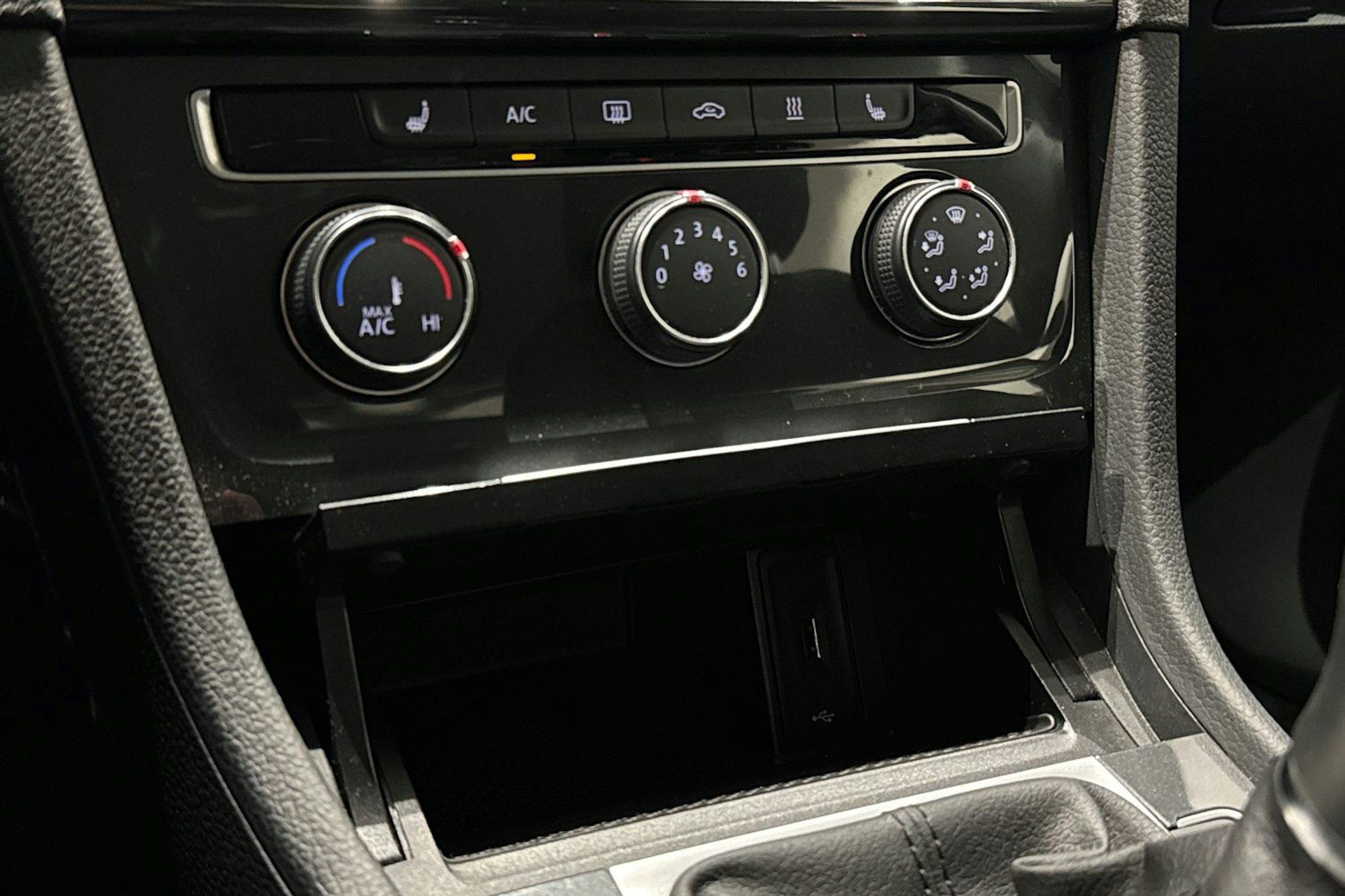 musta Volkswagen Golf 2019 kuva 23.