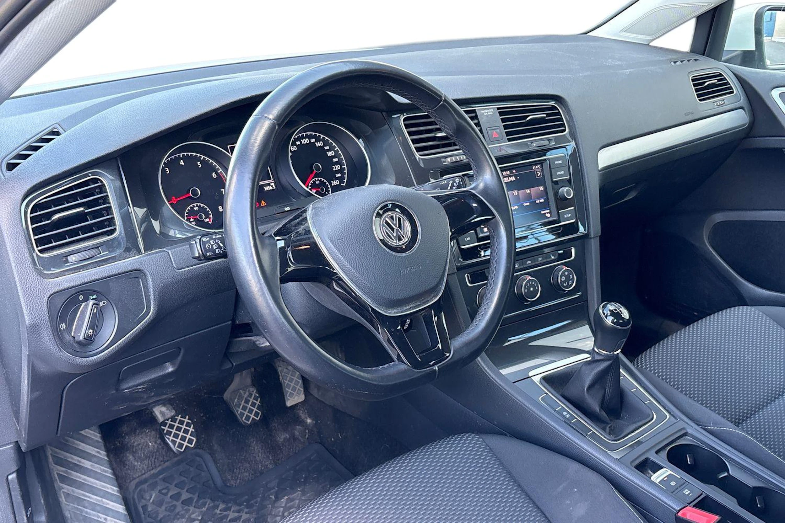 valkoinen Volkswagen Golf 2019 kuva 3.