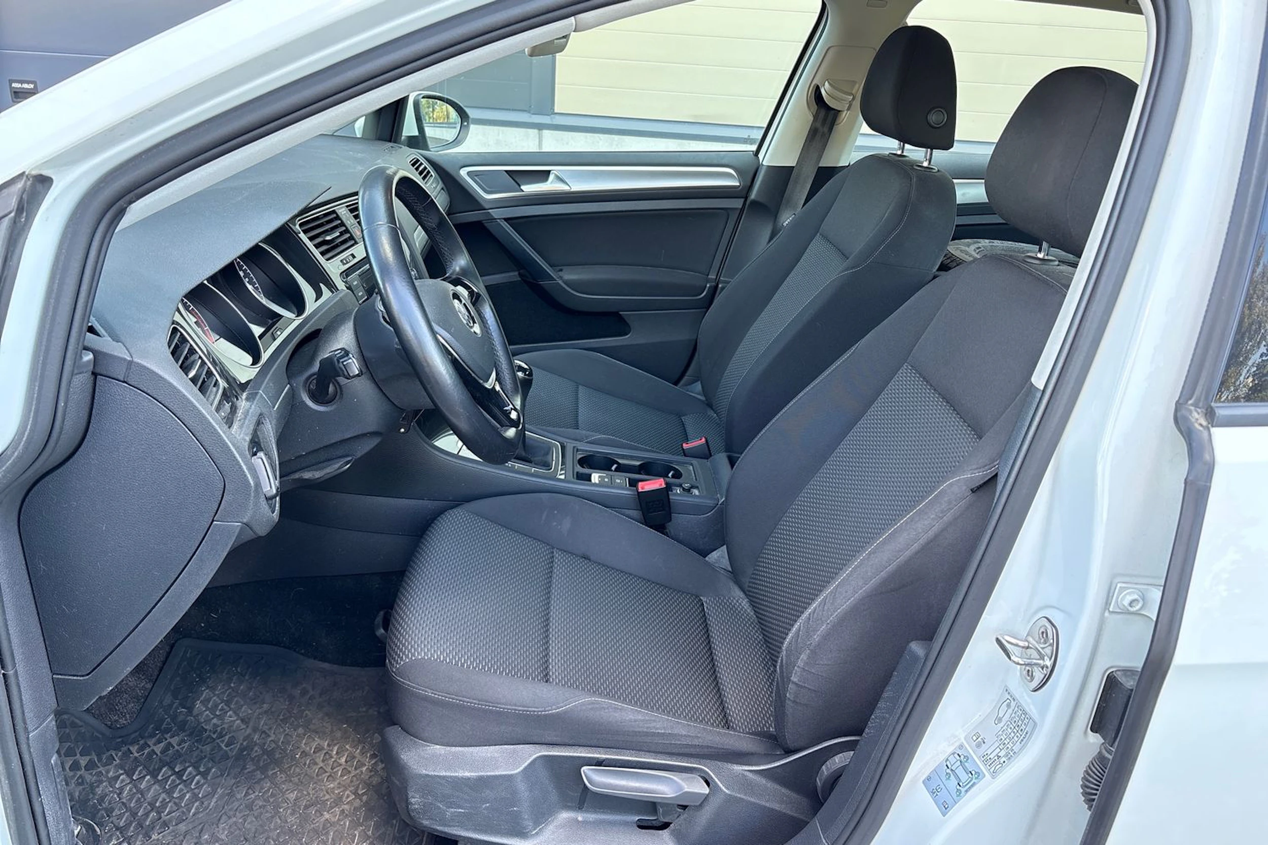 valkoinen Volkswagen Golf 2019 kuva 4.