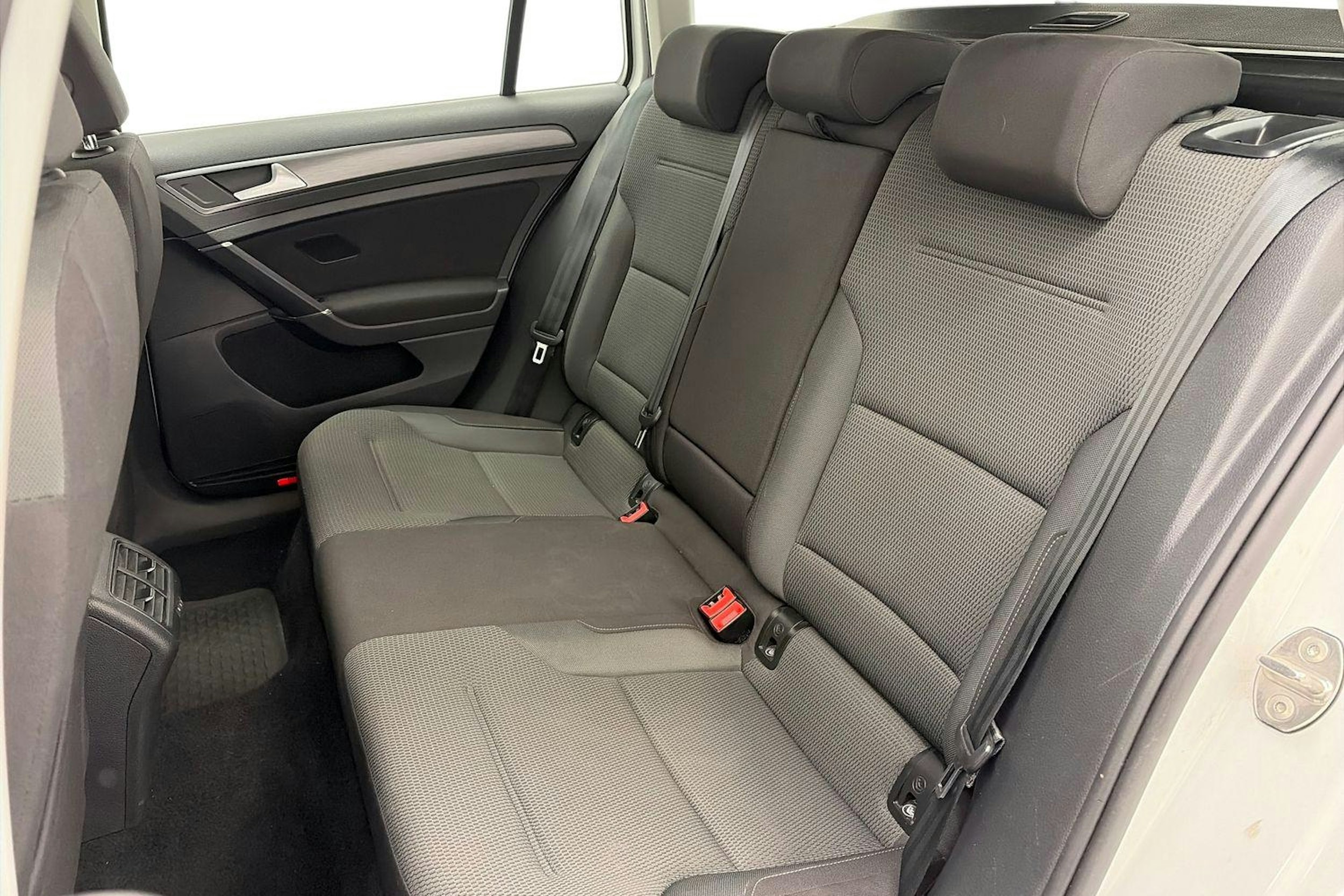 Valkoinen Volkswagen GOLF 2019 kuva 10.