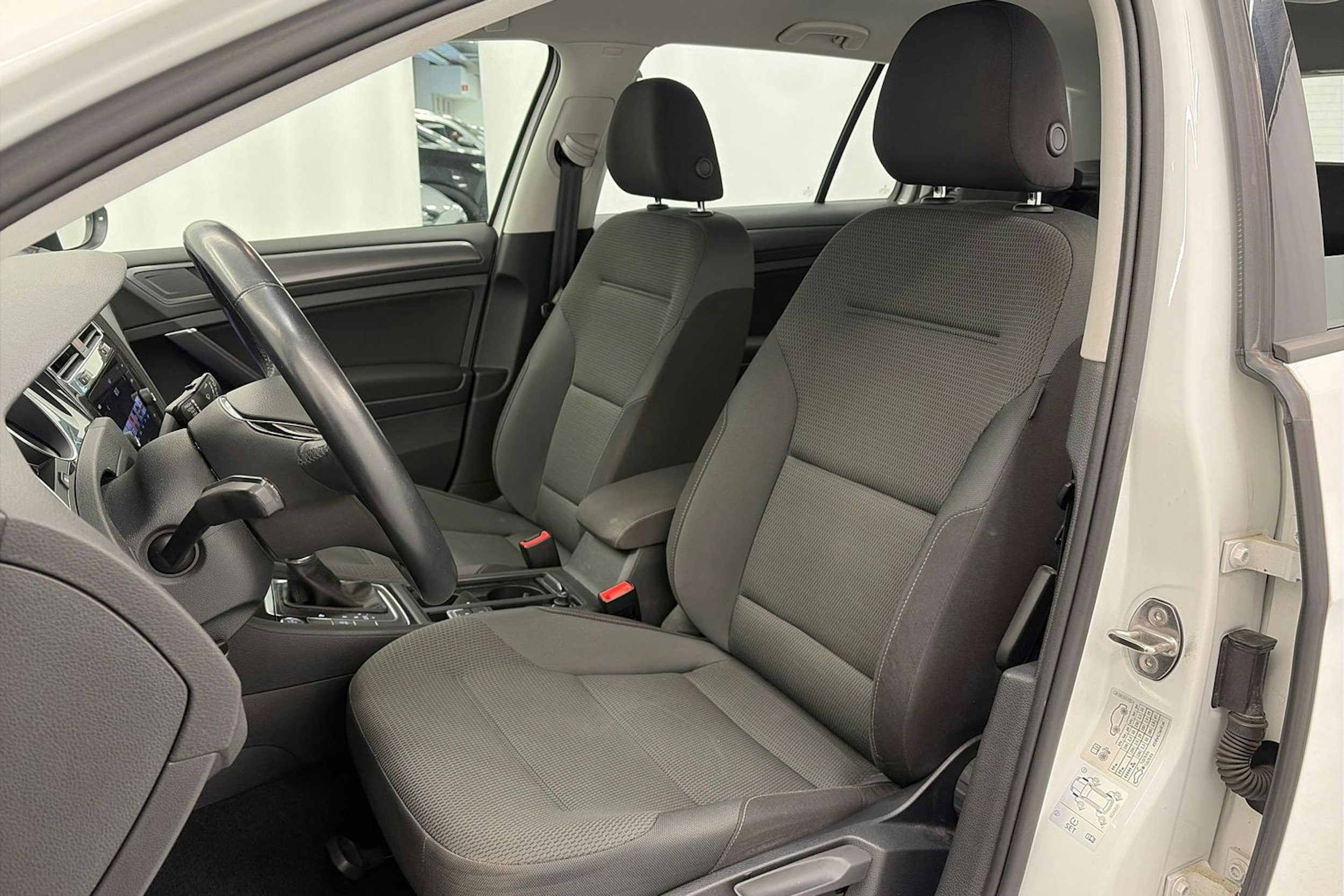 Valkoinen Volkswagen GOLF 2019 kuva 15.