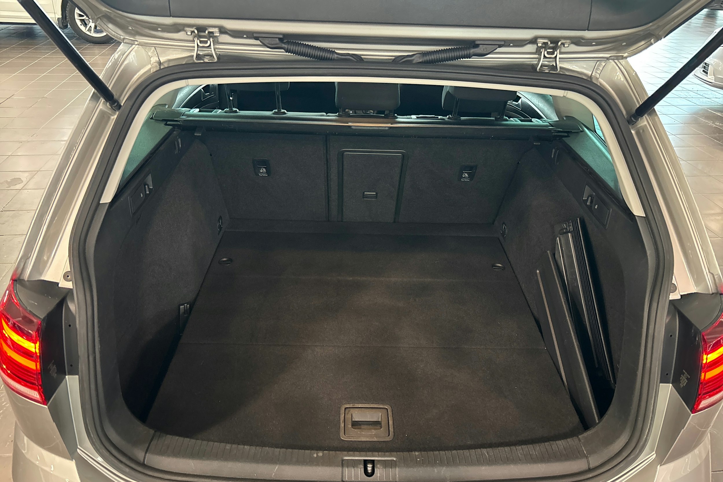 harmaa Volkswagen Golf 2019 kuva 14.