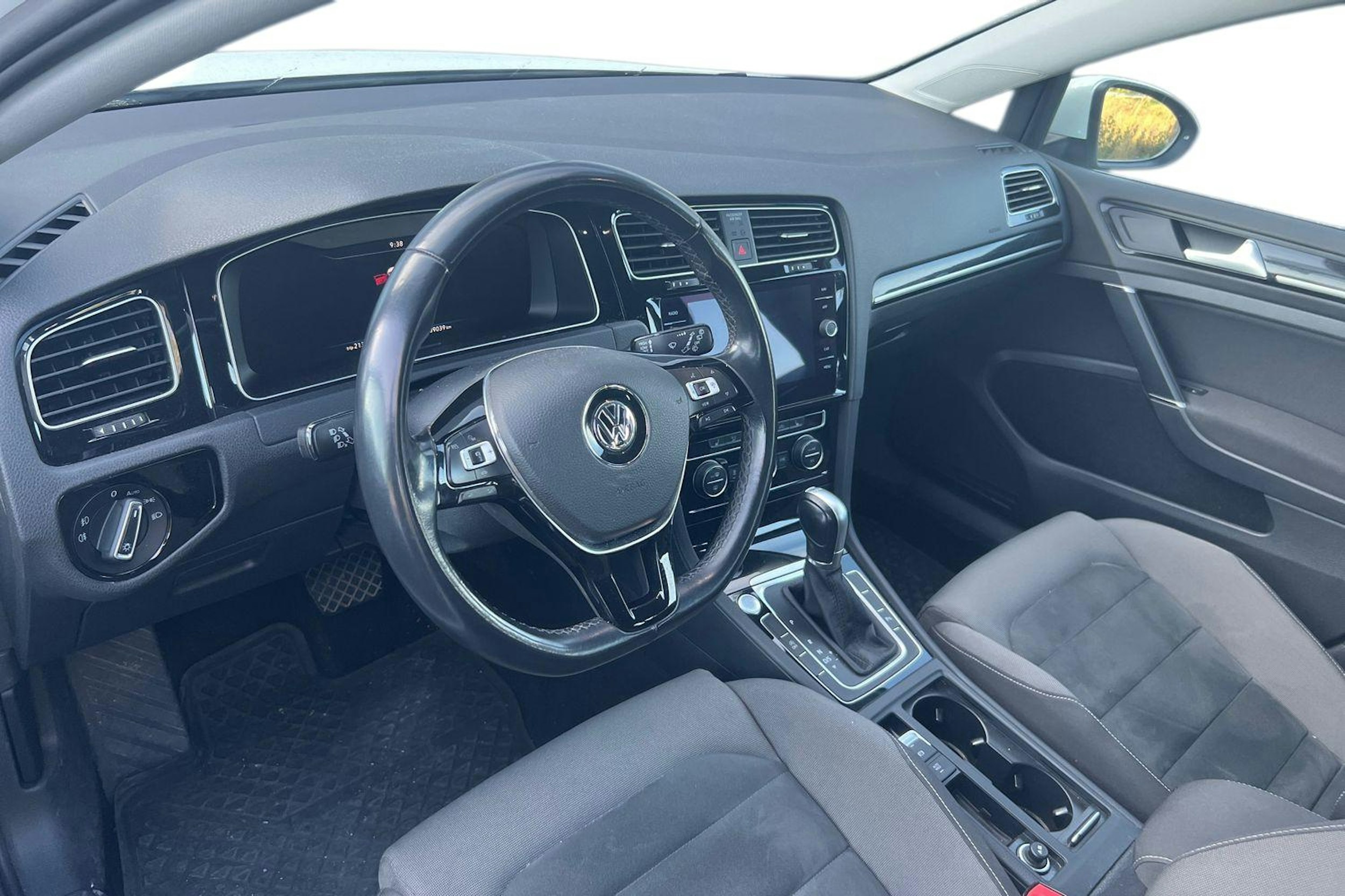valkoinen Volkswagen Golf 2019 kuva 3.