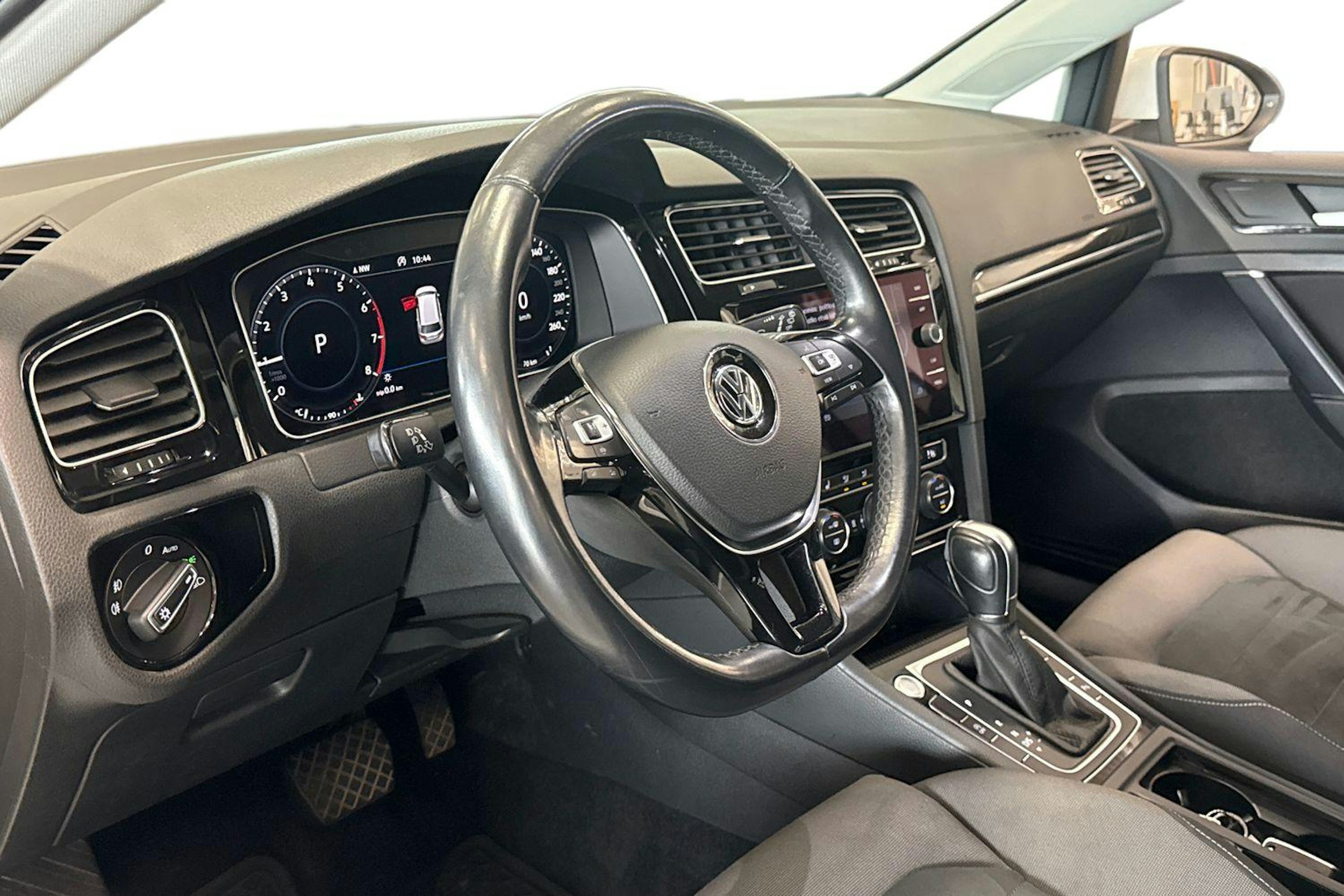 valkoinen Volkswagen Golf 2019 kuva 7.