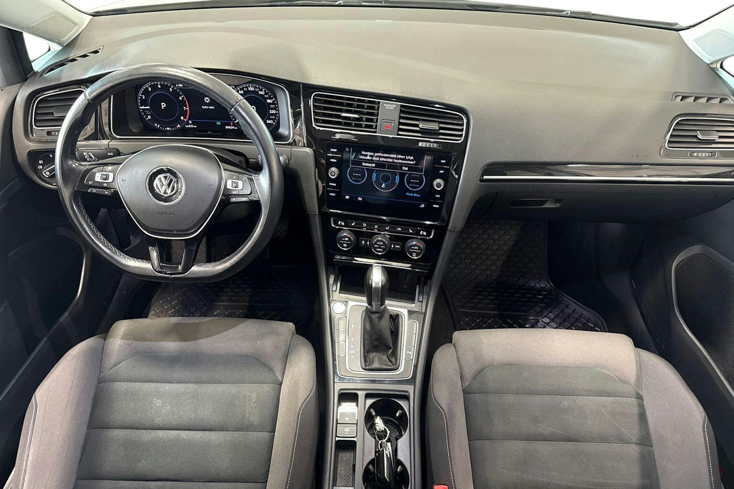 valkoinen Volkswagen Golf 2019 kuva 9.