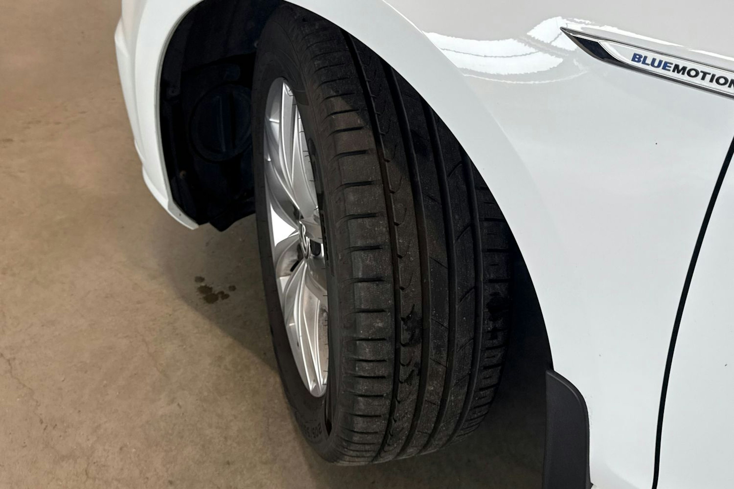 valkoinen Volkswagen Golf 2019 kuva 13.