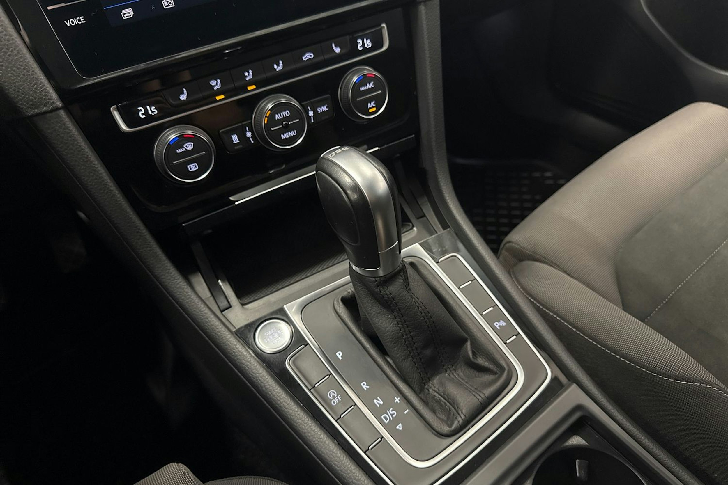 valkoinen Volkswagen Golf 2019 kuva 18.