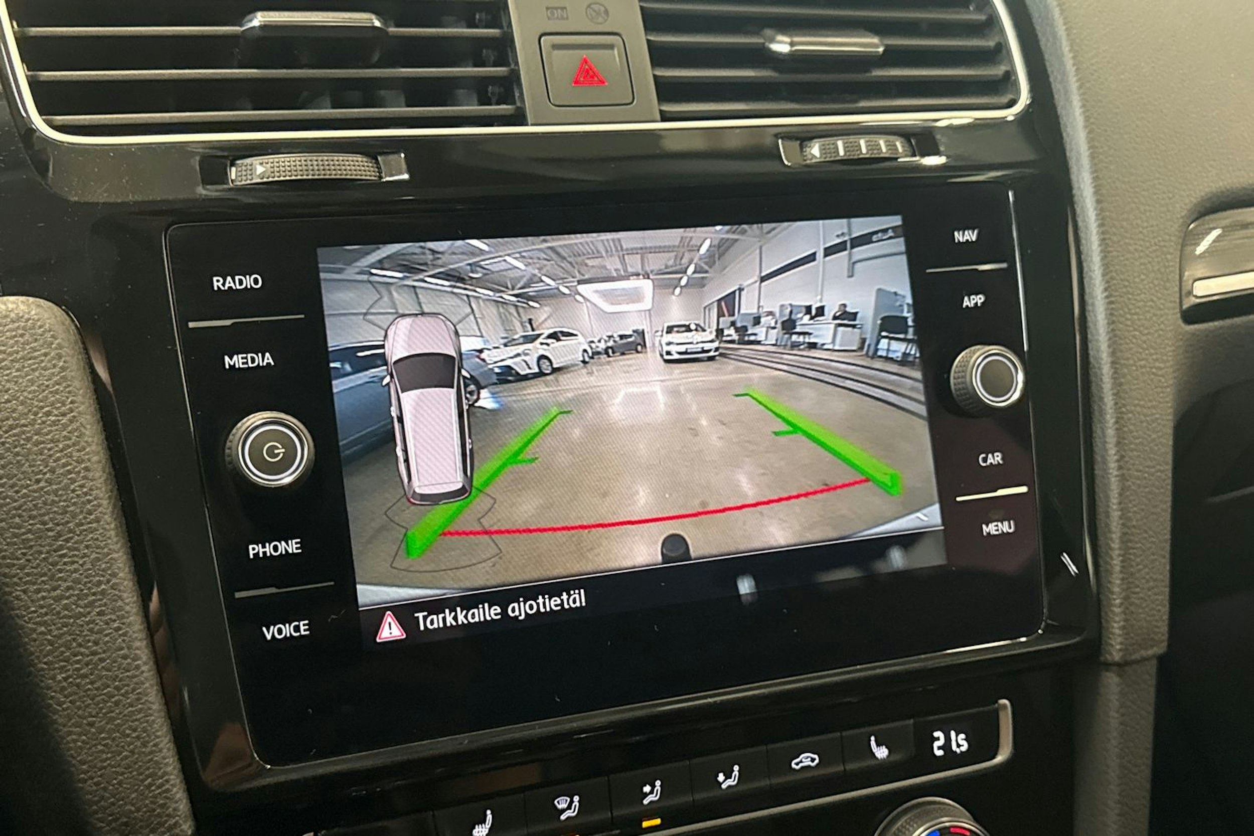 valkoinen Volkswagen Golf 2019 kuva 20.