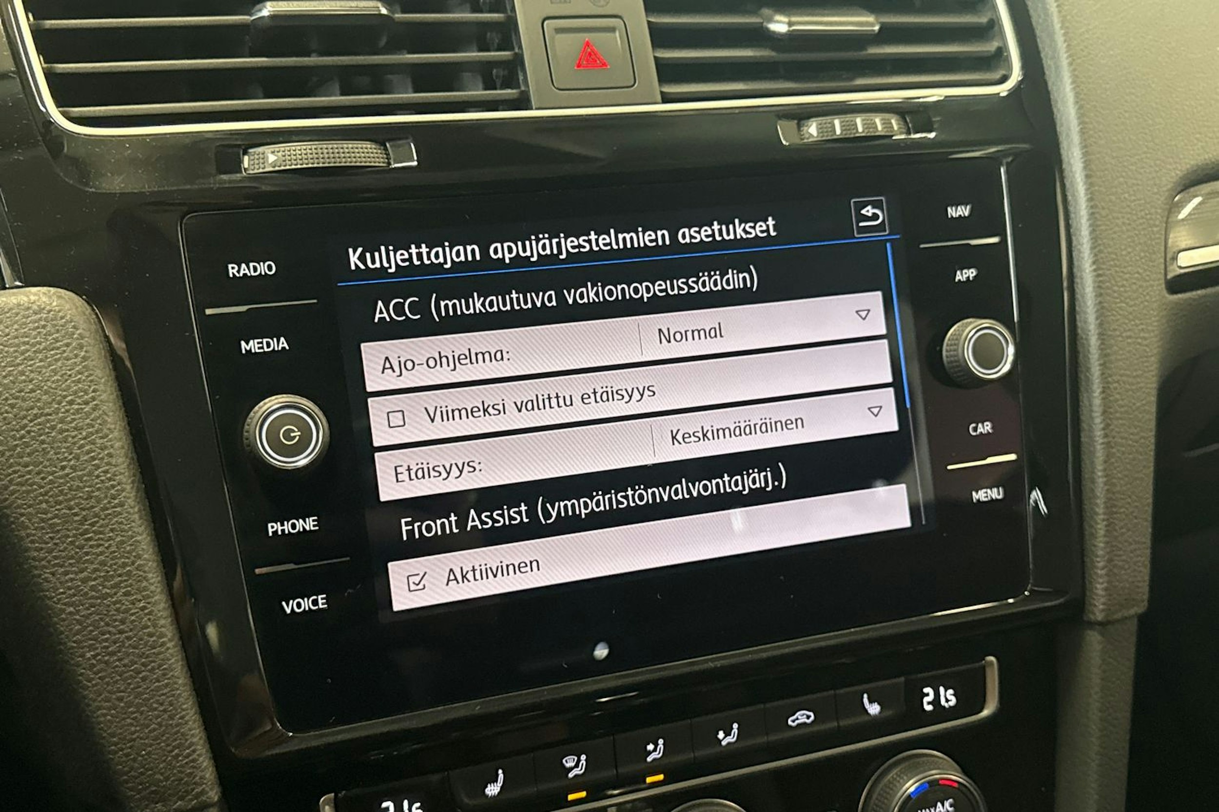 valkoinen Volkswagen Golf 2019 kuva 21.