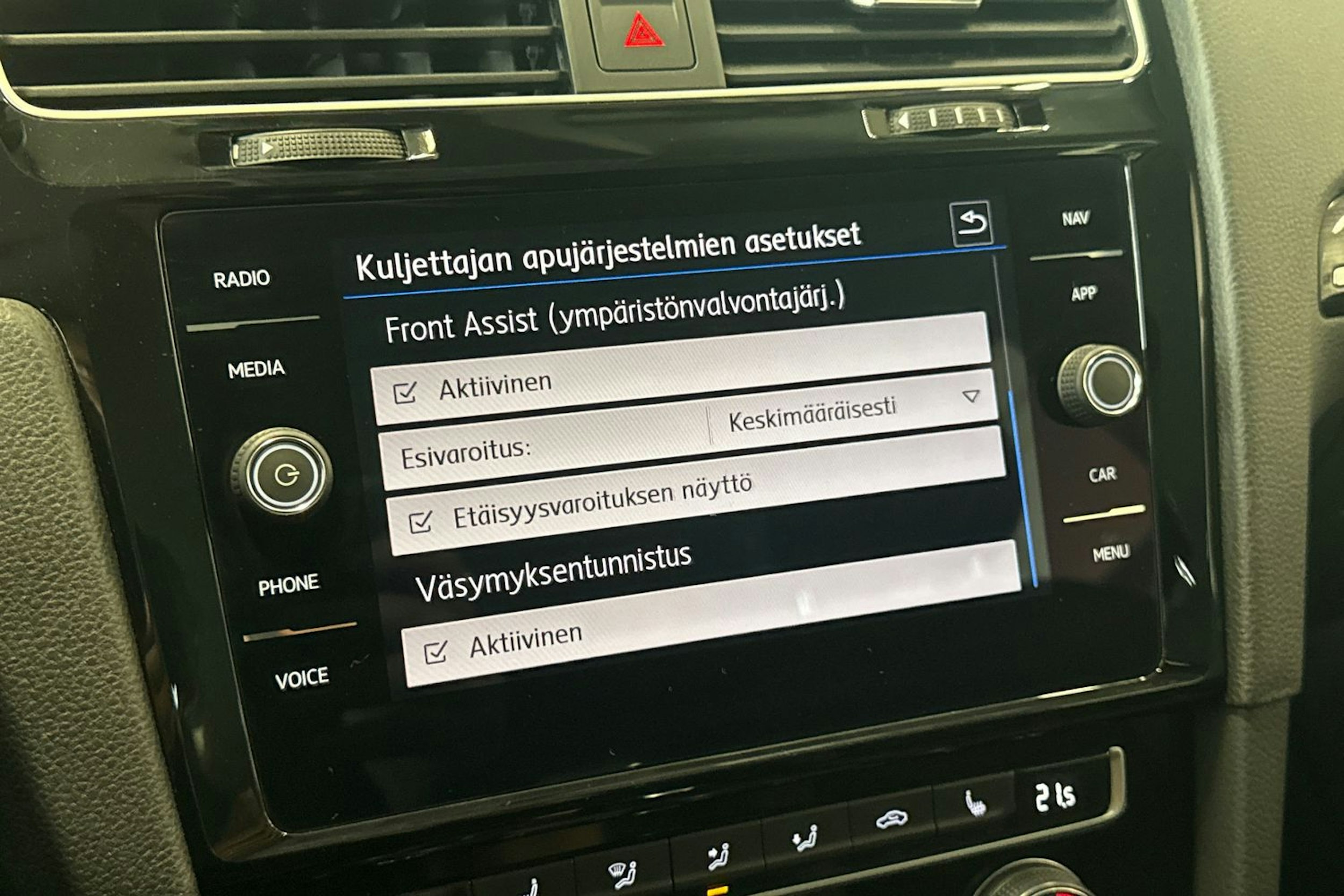 valkoinen Volkswagen Golf 2019 kuva 22.