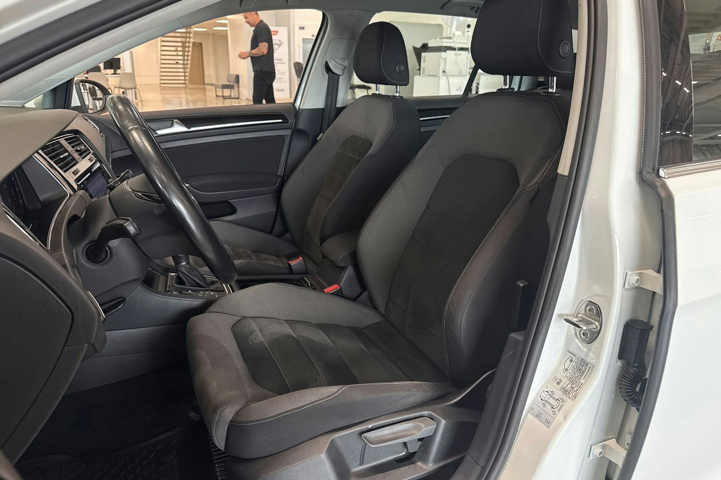 valkoinen Volkswagen Golf 2019 kuva 23.