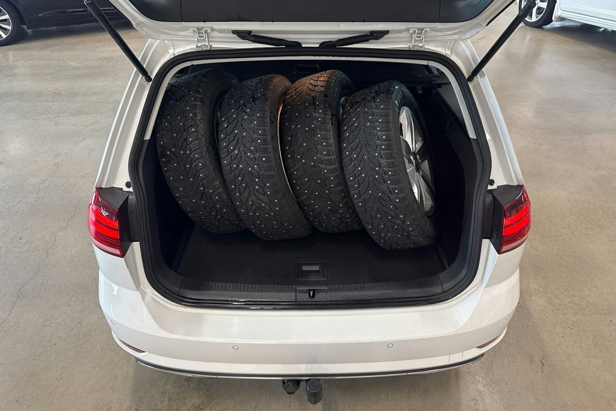 valkoinen Volkswagen Golf 2019 kuva 24.