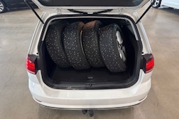 valkoinen Volkswagen Golf 2019 kuva 24.