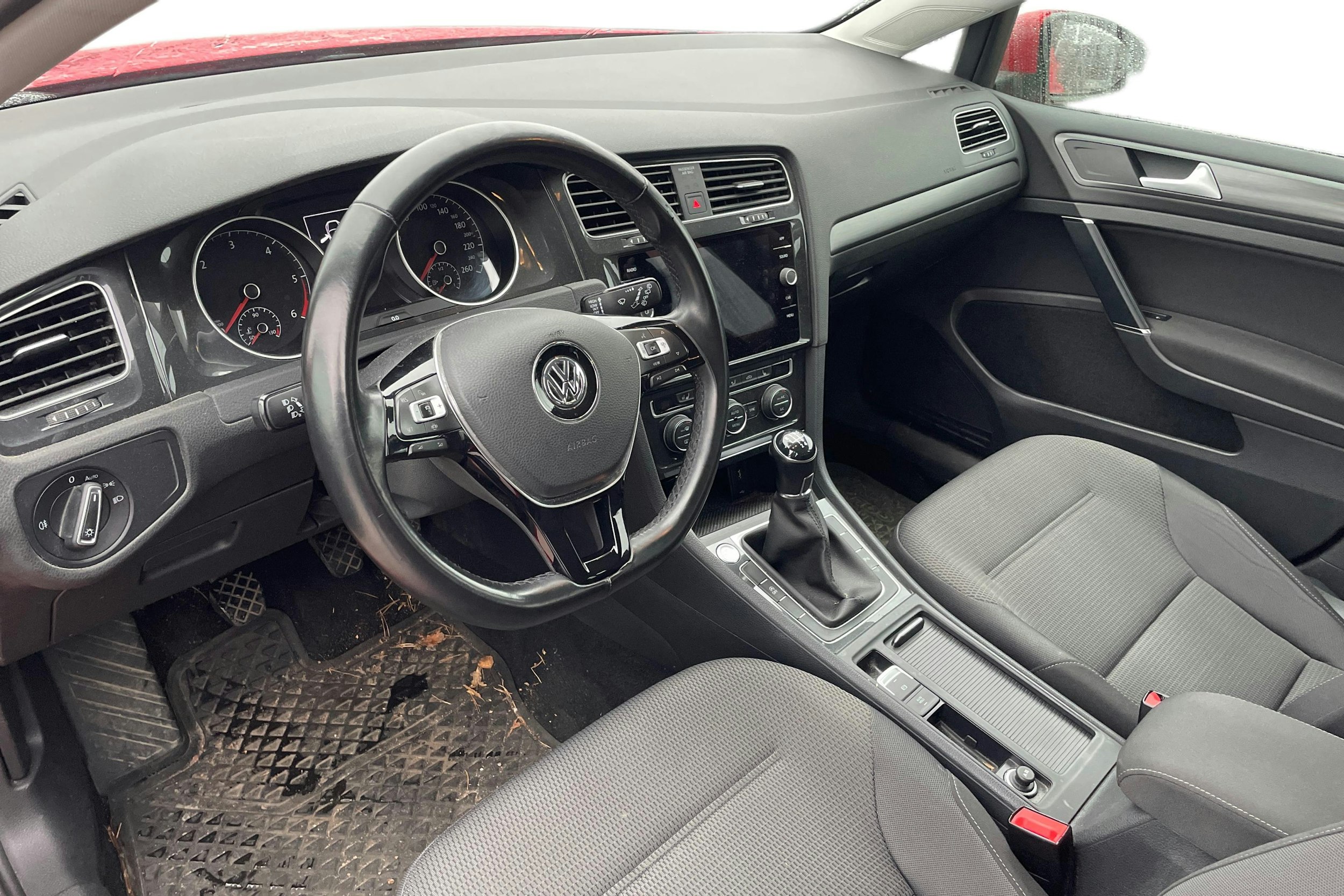 punainen Volkswagen Golf 2019 kuva 3.