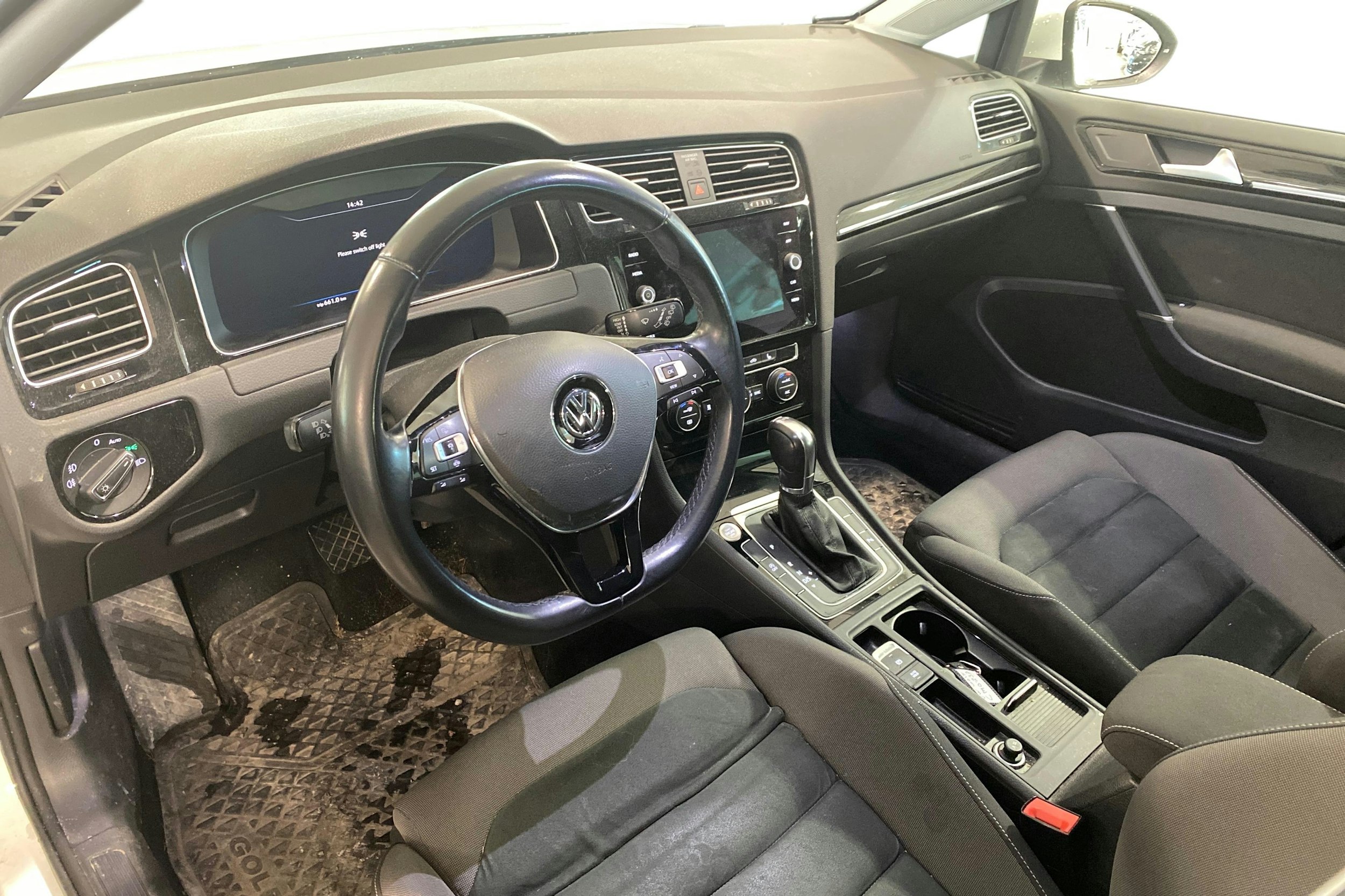 valkoinen Volkswagen Golf 2019 kuva 3.