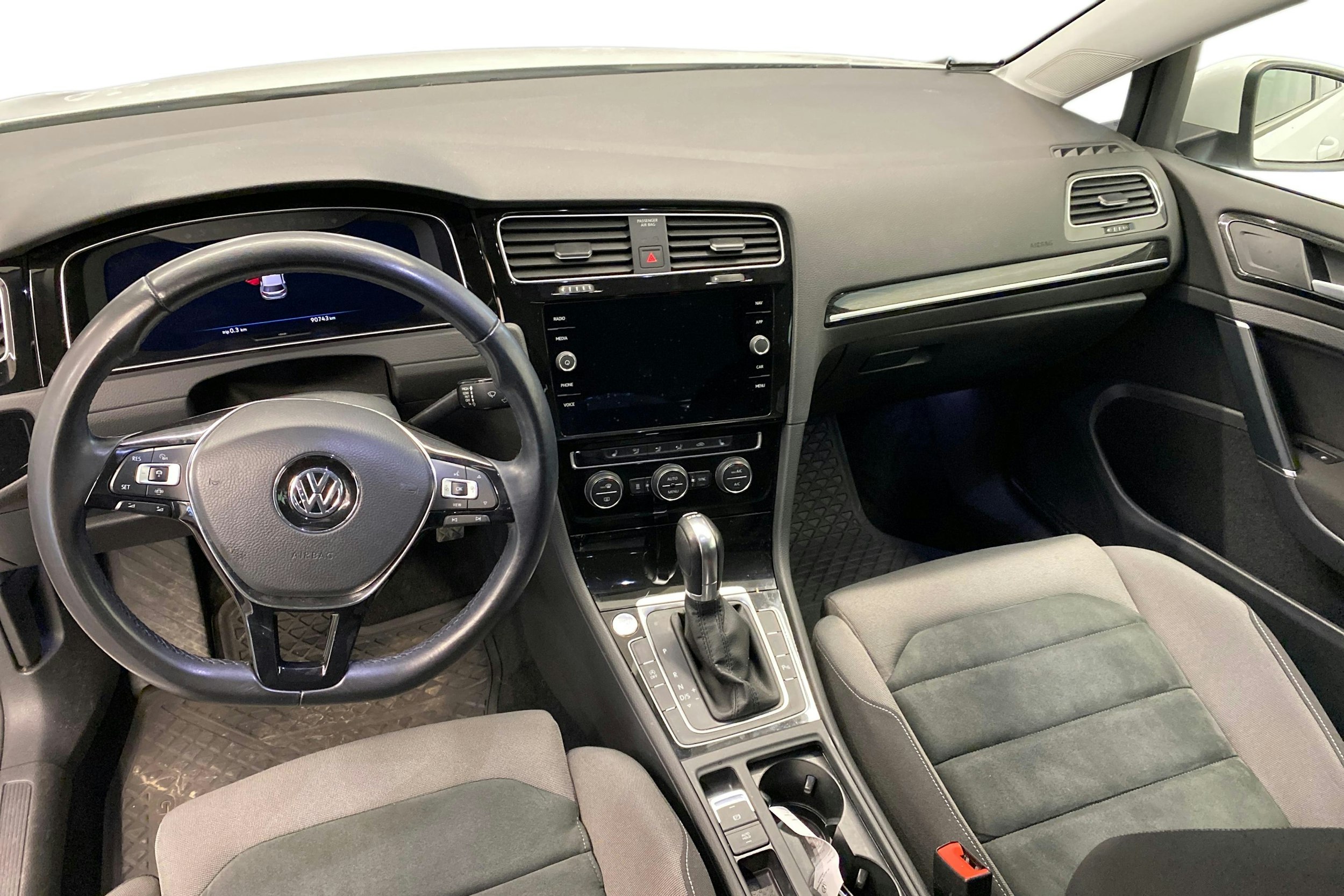 valkoinen Volkswagen Golf 2019 kuva 9.