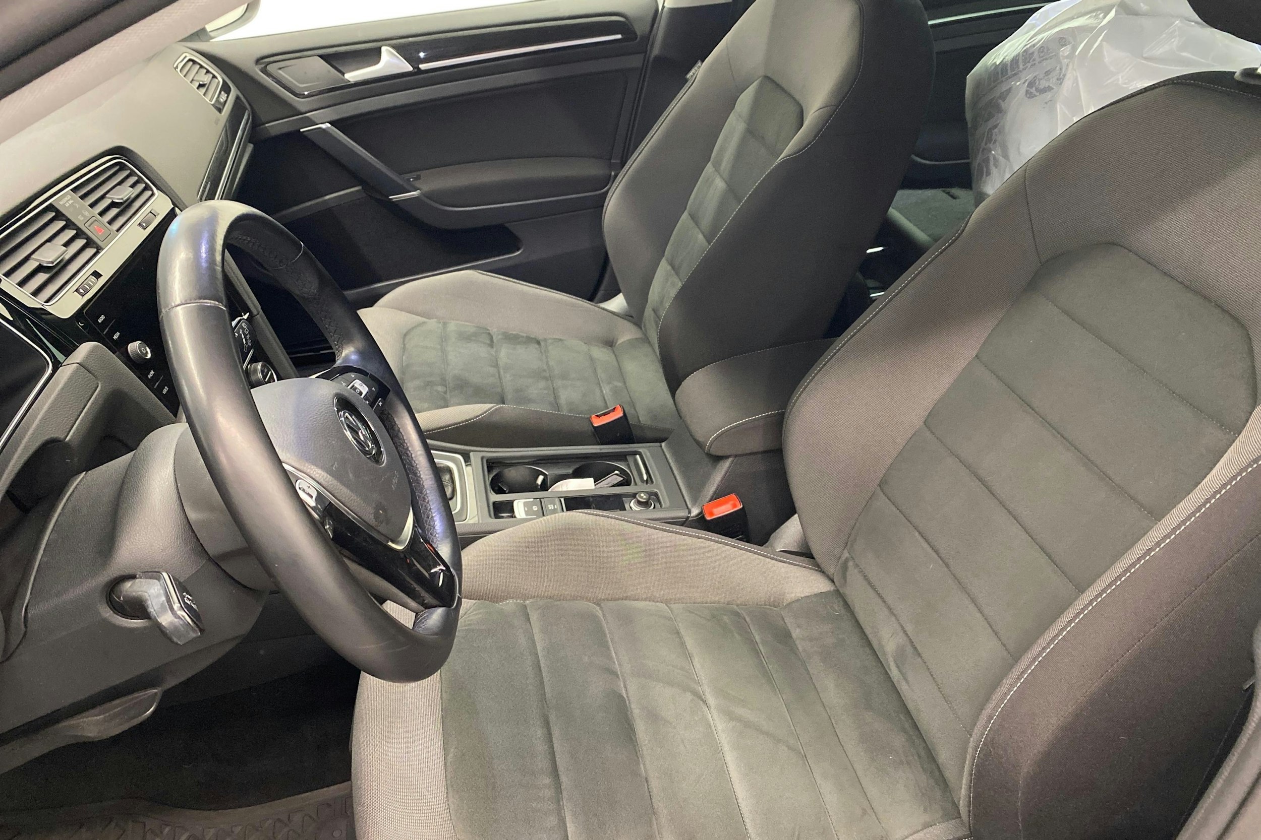 valkoinen Volkswagen Golf 2019 kuva 10.