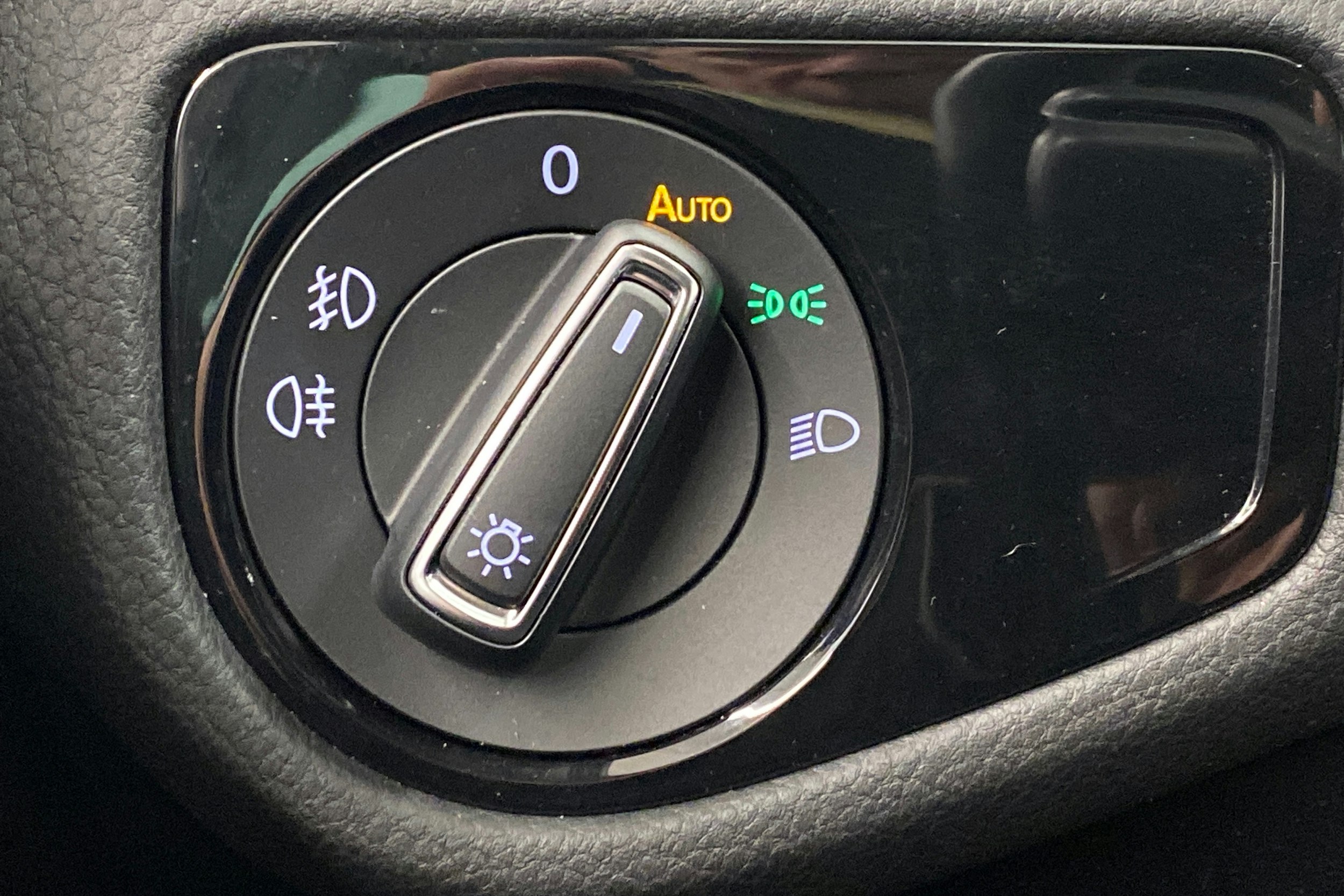 valkoinen Volkswagen Golf 2019 kuva 19.