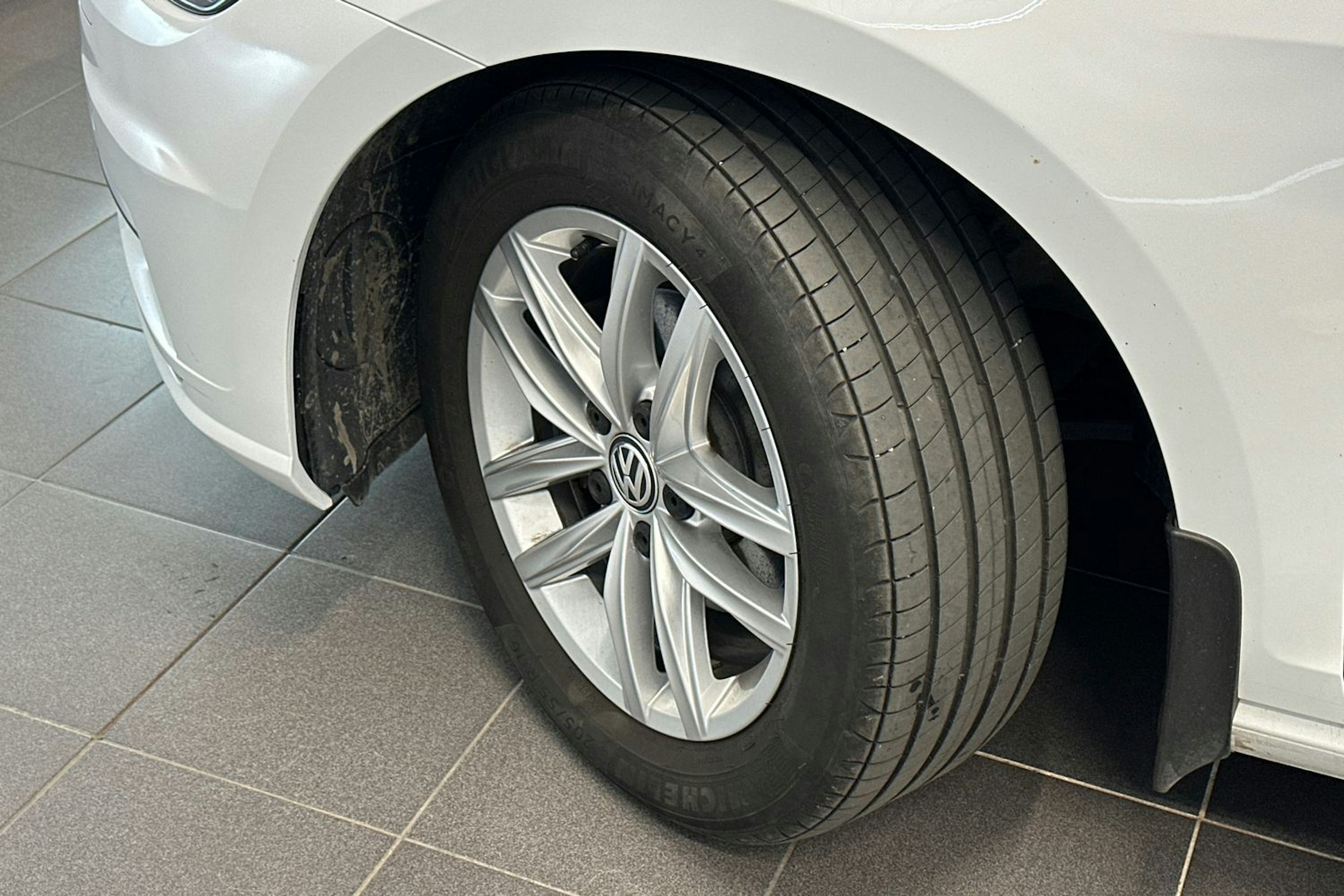 valkoinen Volkswagen Golf 2019 kuva 13.