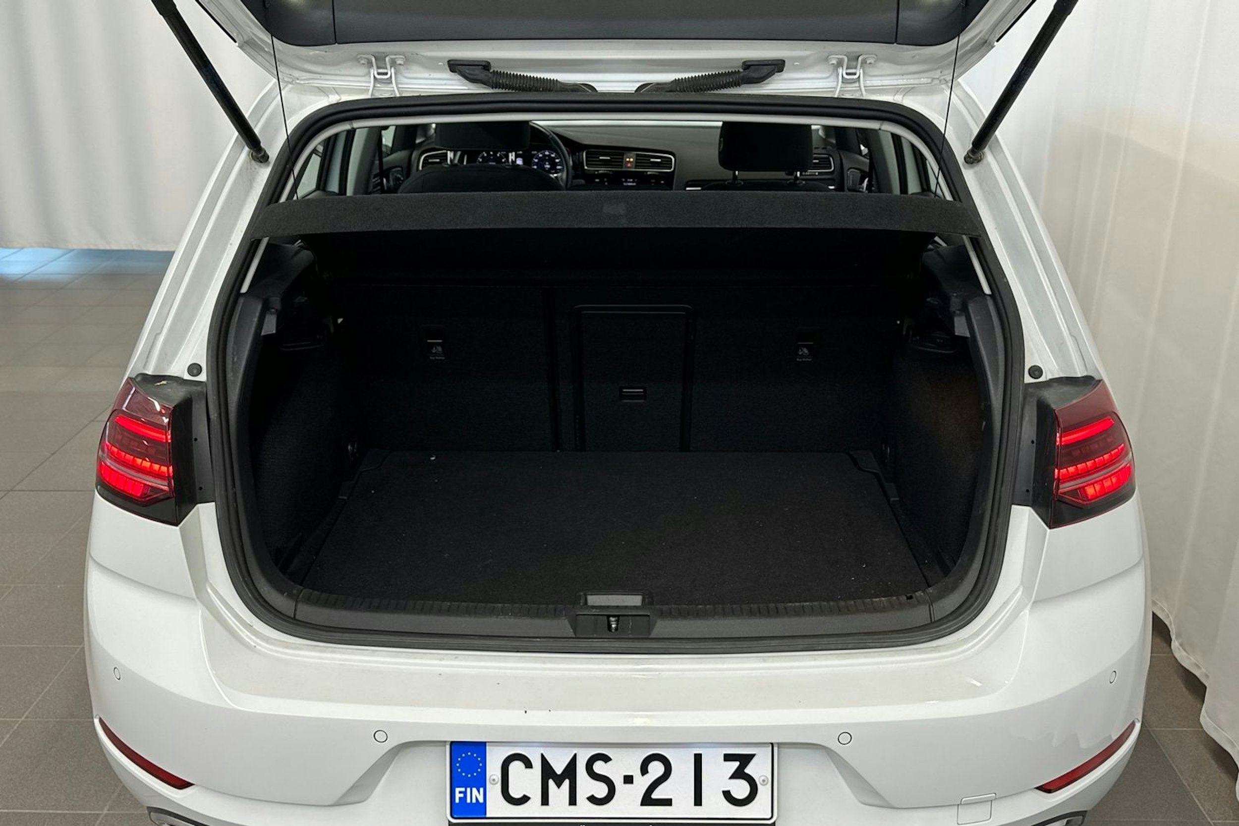 valkoinen Volkswagen Golf 2019 kuva 16.