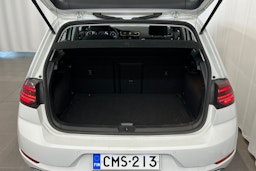 valkoinen Volkswagen Golf 2019 kuva 16.