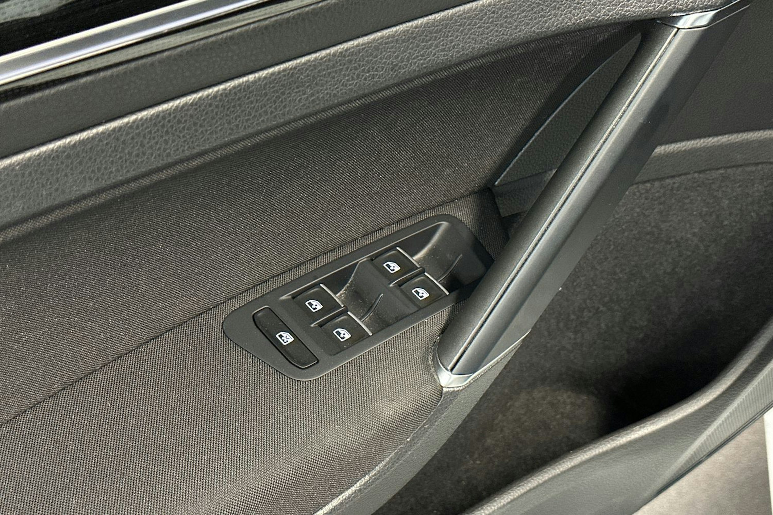 valkoinen Volkswagen Golf 2019 kuva 17.
