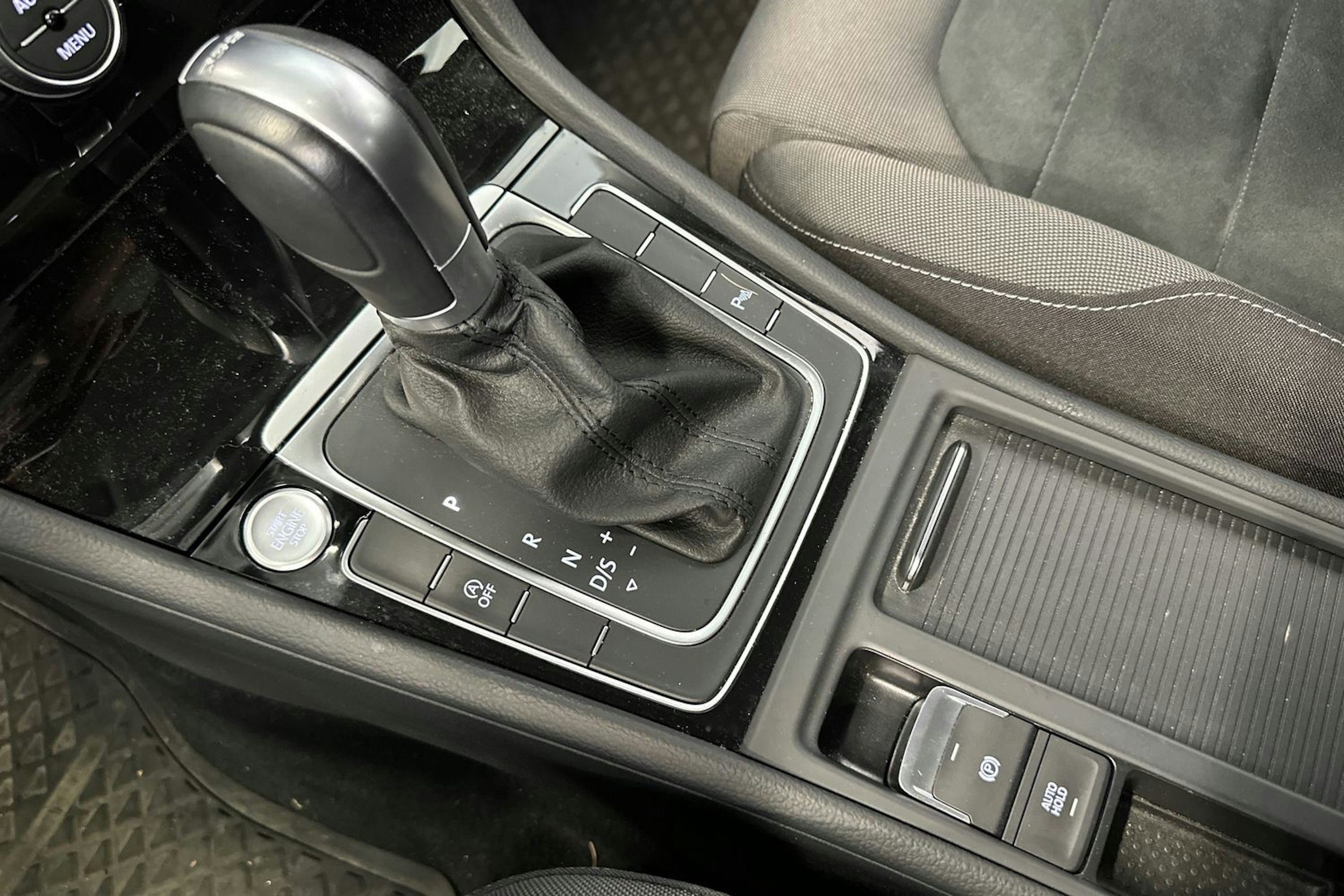 valkoinen Volkswagen Golf 2019 kuva 22.
