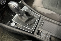 valkoinen Volkswagen Golf 2019 kuva 22.