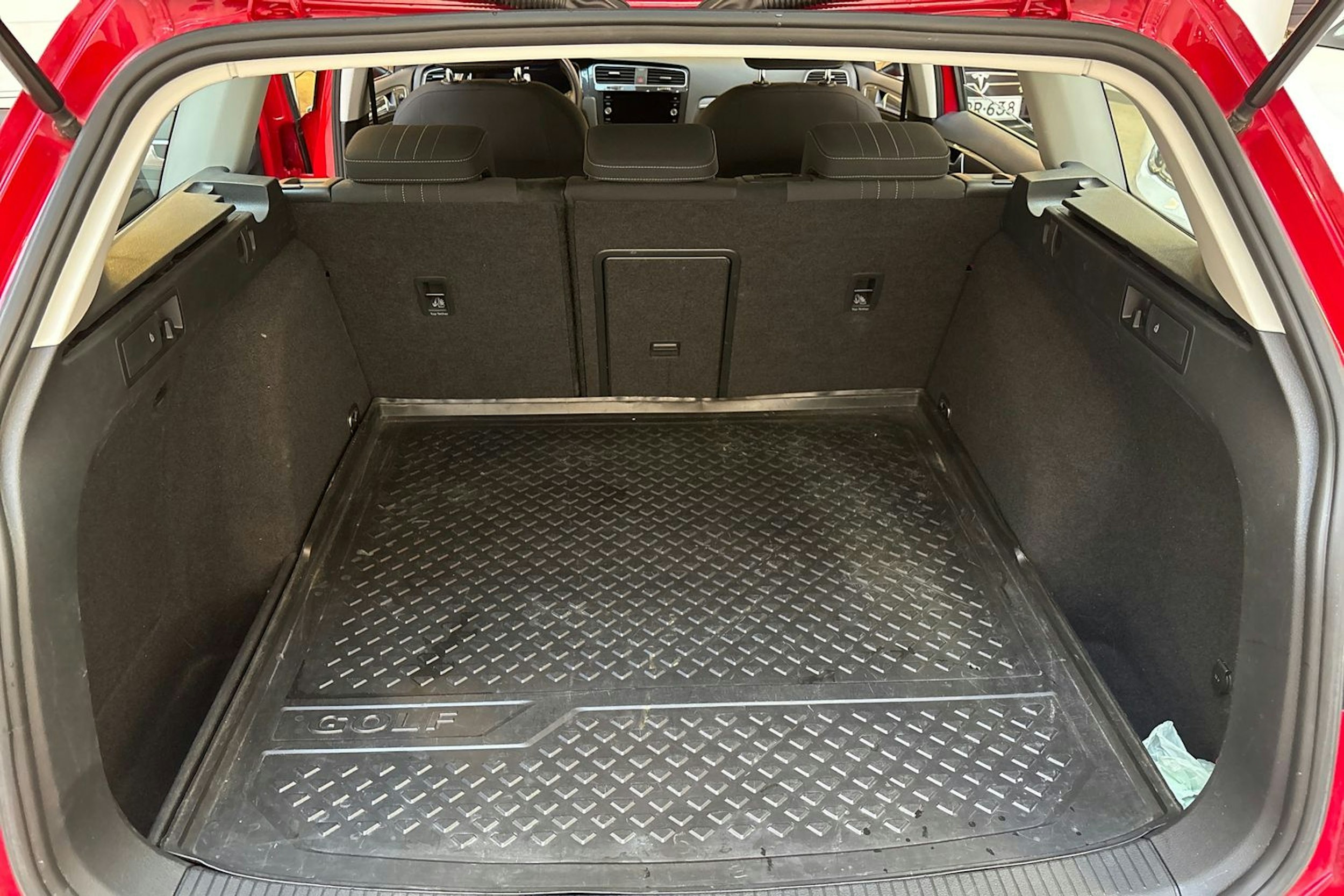 punainen Volkswagen Golf 2019 kuva 15.