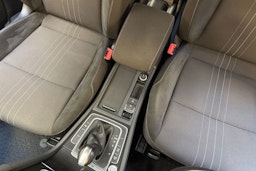 punainen Volkswagen Golf 2019 kuva 22.