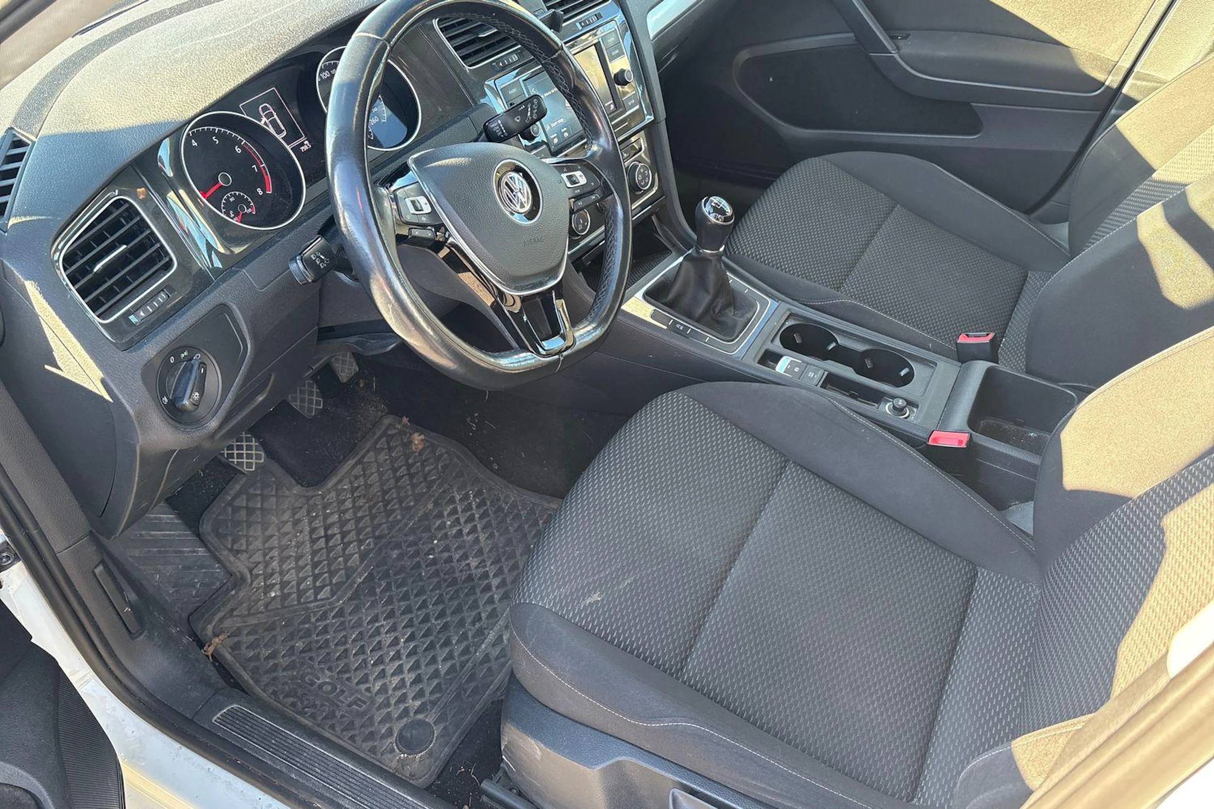 valkoinen Volkswagen Golf 2019 kuva 3.