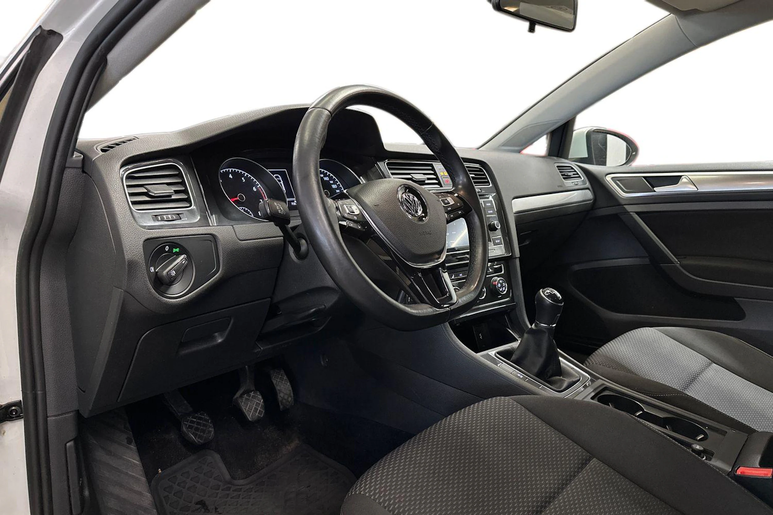 valkoinen Volkswagen Golf 2019 kuva 6.