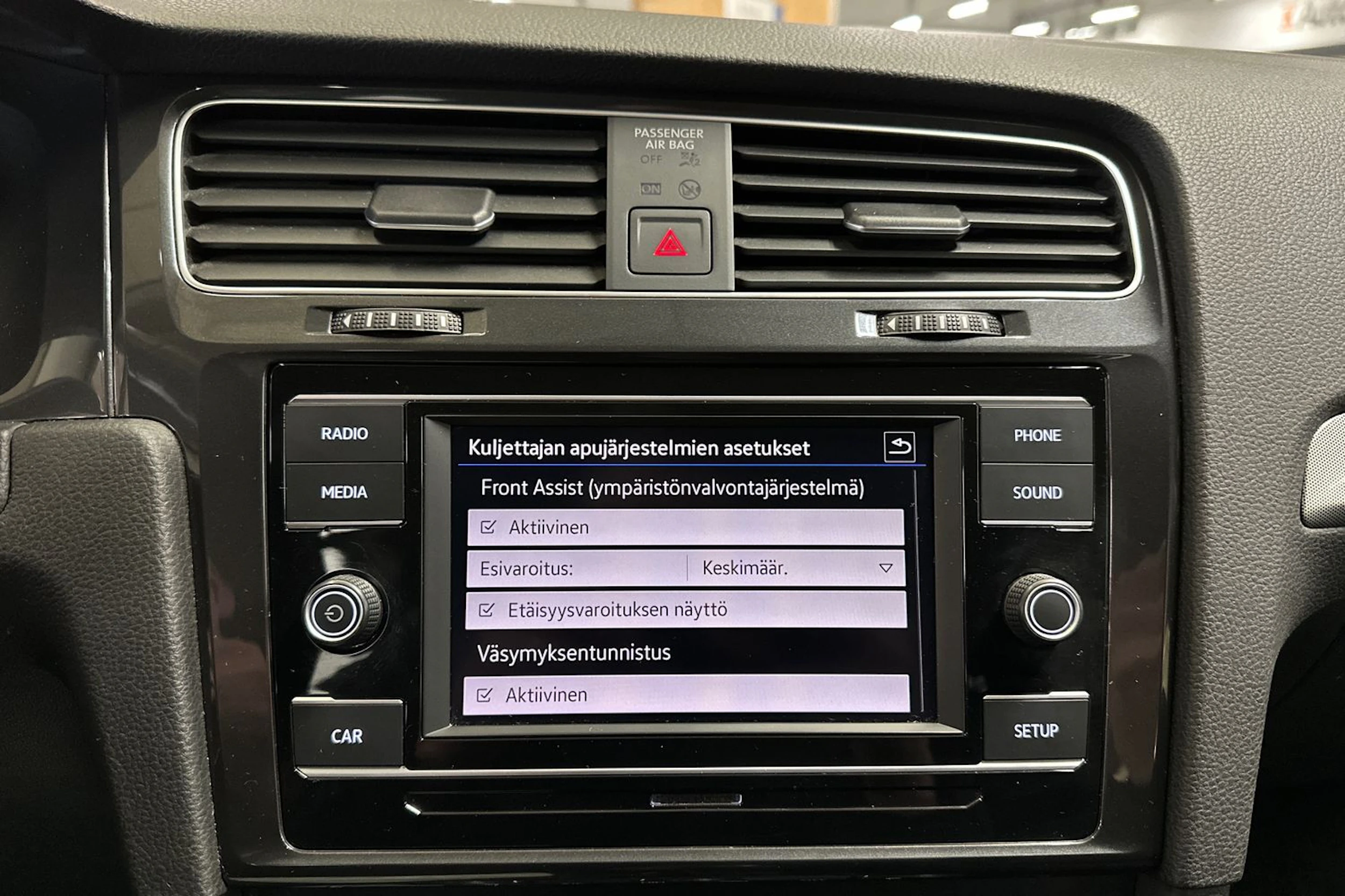 valkoinen Volkswagen Golf 2019 kuva 12.