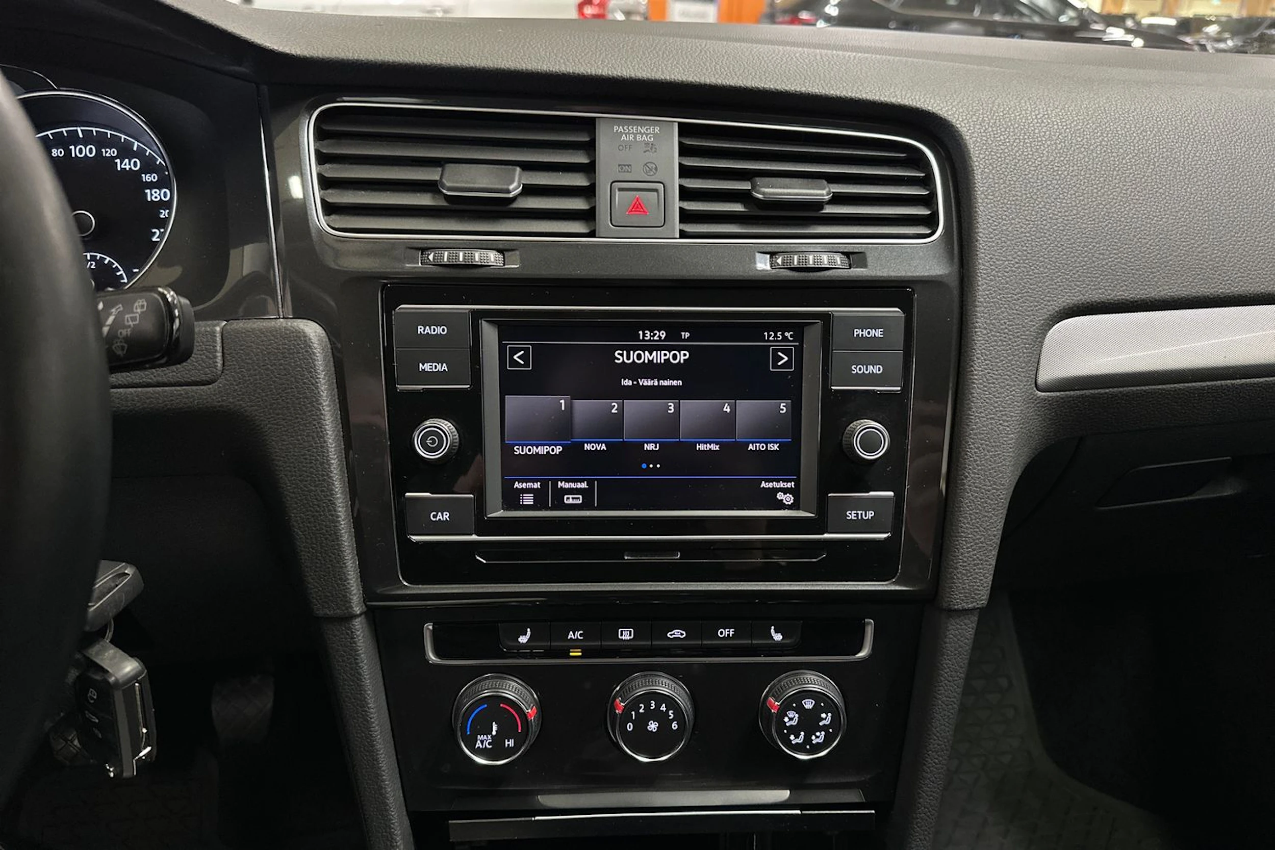 valkoinen Volkswagen Golf 2019 kuva 13.