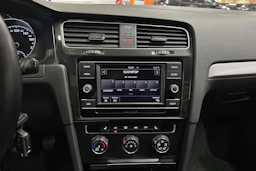 valkoinen Volkswagen Golf 2019 kuva 13.