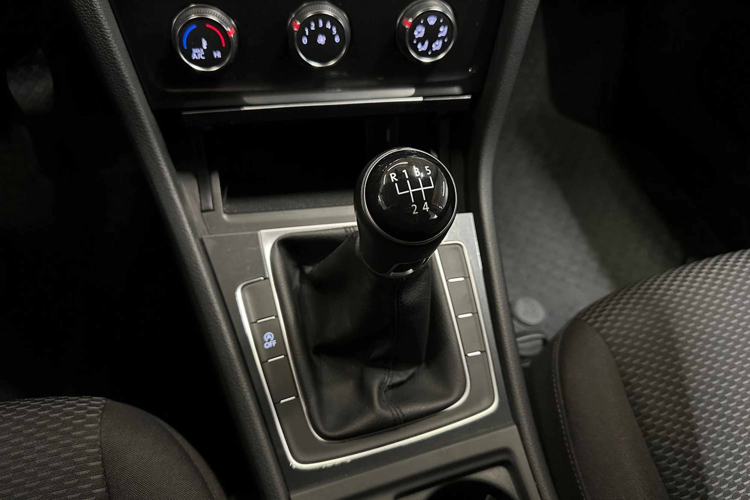 valkoinen Volkswagen Golf 2019 kuva 14.