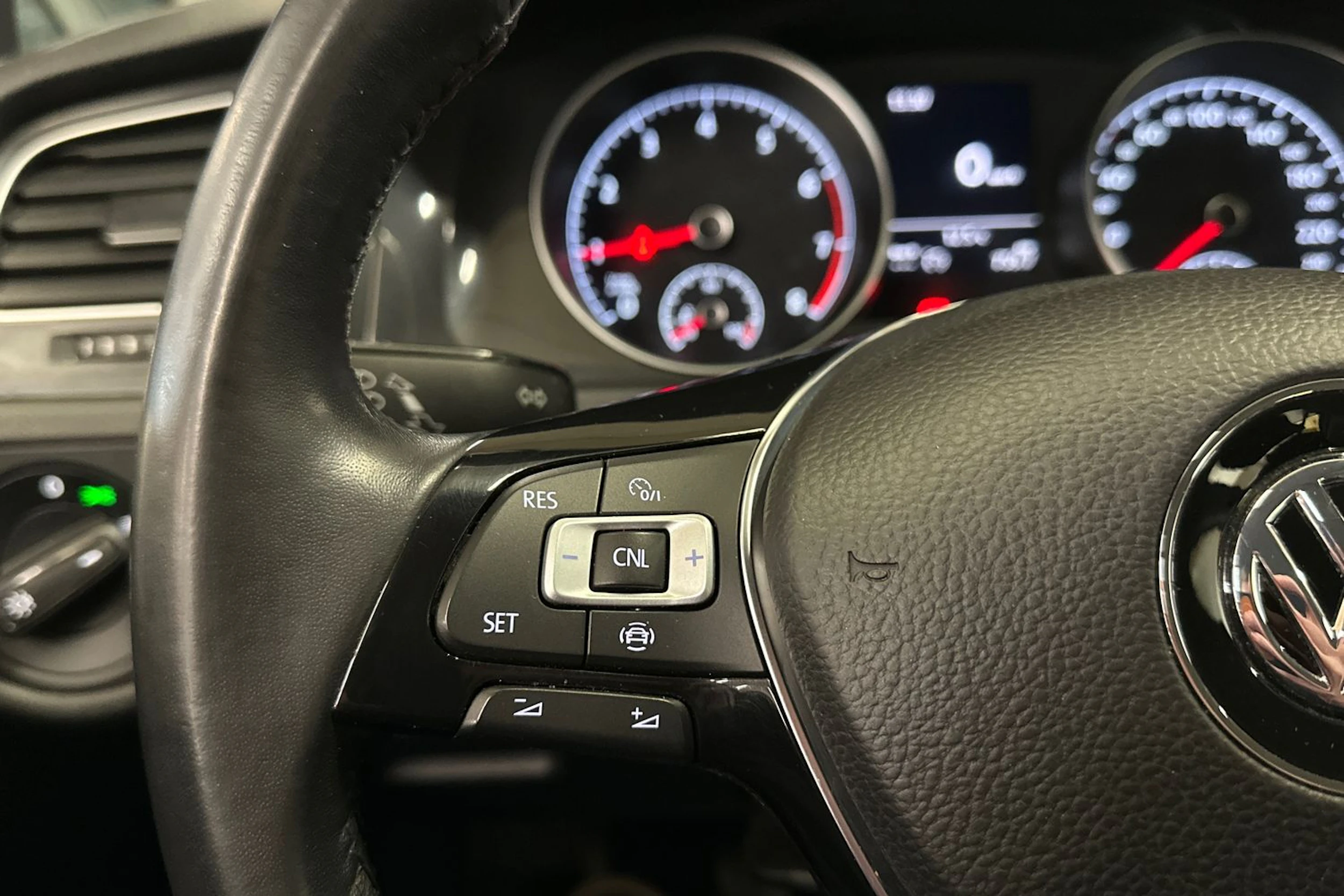 valkoinen Volkswagen Golf 2019 kuva 16.